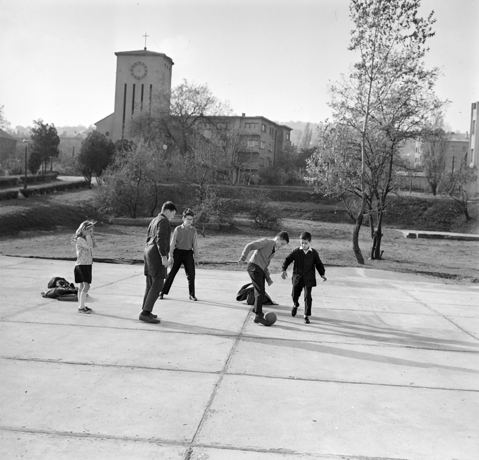 Hungary, Budapest XII., Apor Vilmos (Lékai János) tér, a megkezdett nagytemplom altemplomának födémszerkezete. Háttérben a Felső-krisztinavárosi Keresztelő Szent János-templom., 1968, Bojár Sándor, Budapest, Fortepan #178502