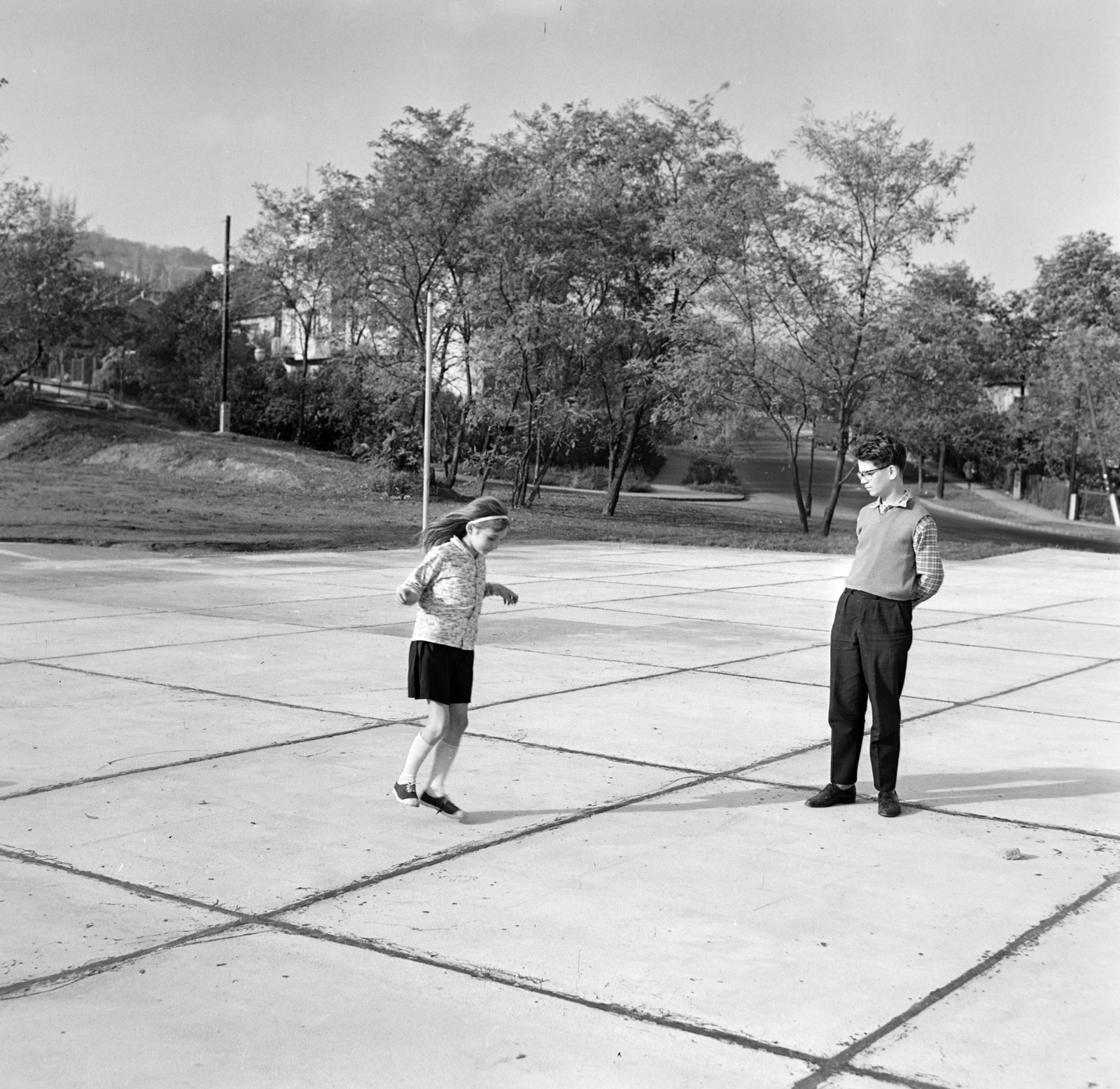 Hungary, Budapest XII., Apor Vilmos (Lékai János) tér, a megkezdett nagytemplom altemplomának födémszerkezete.Szemben a Stromfeld Aurél út., 1968, Bojár Sándor, Budapest, Fortepan #178504