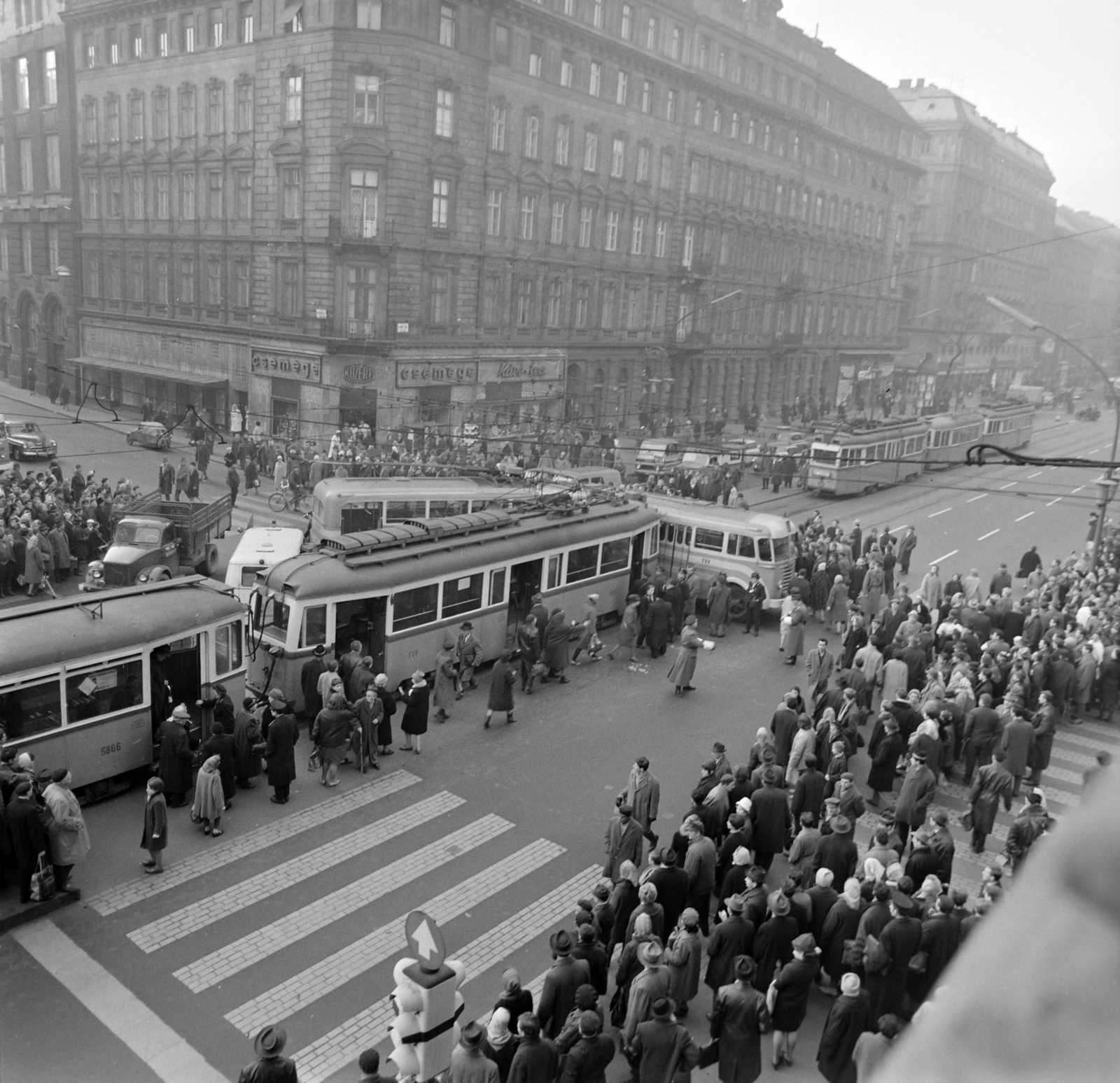 Hungary, Budapest VII.,Budapest VI., Erzsébet és Teréz (Lenin) körút - Király (Majakovszkij) utca kereszteződés. A 6-os villamos, motorfék hiba miatt, összeütközött a 70-es trolibusszal., 1964, Bojár Sándor, Stuka tramway, tram, Budapest, trolley bus, accident, Közért Company, Fortepan #178521