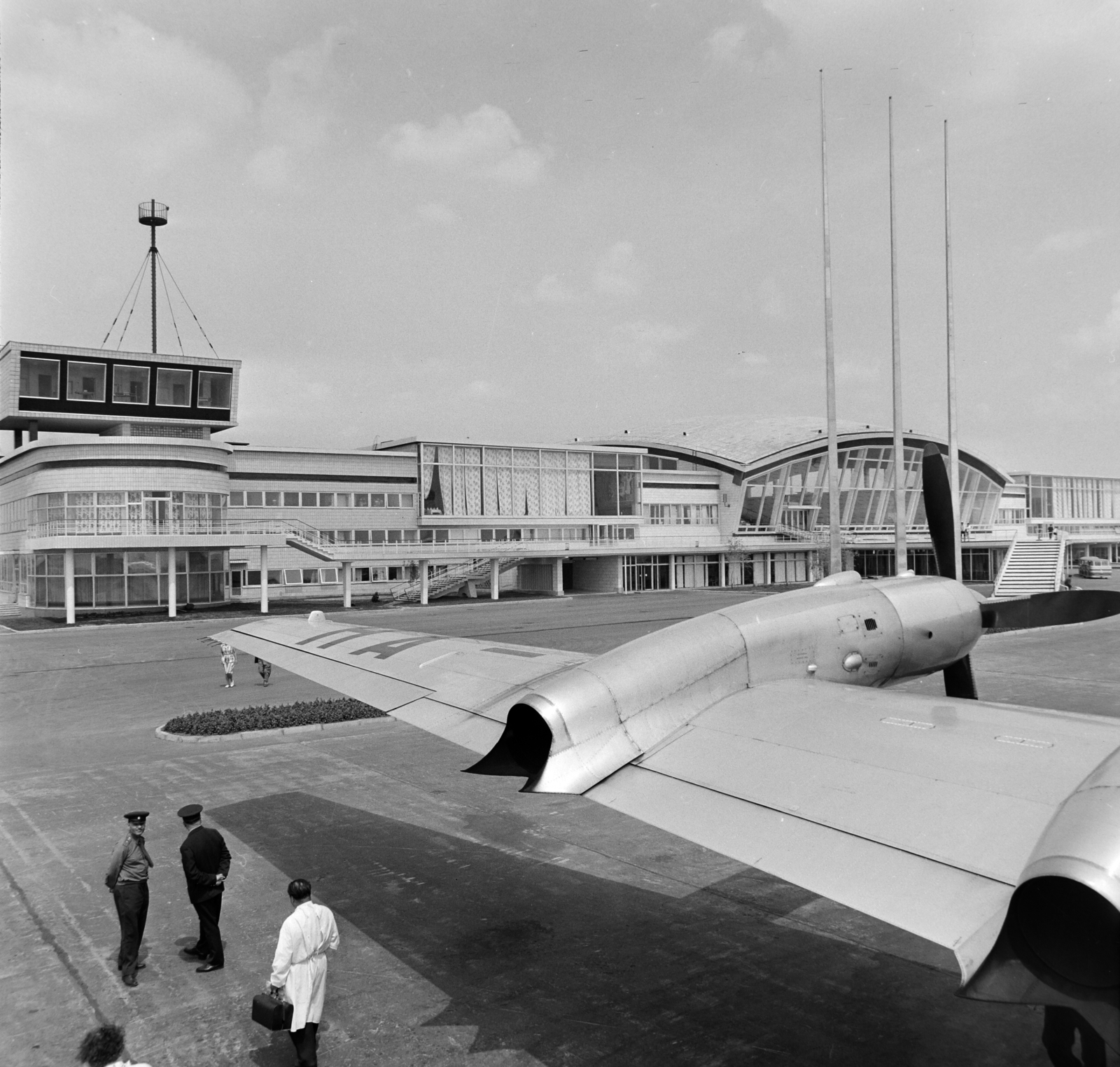 Ukraine, Kyiv, Il-18-as típusú repülőgép, a MALÉV menetrend szerinti járata, a Boriszpili Nemzetközi Repülőtéren., 1965, Bojár Sándor, Ilyushin-brand, Fortepan #178525