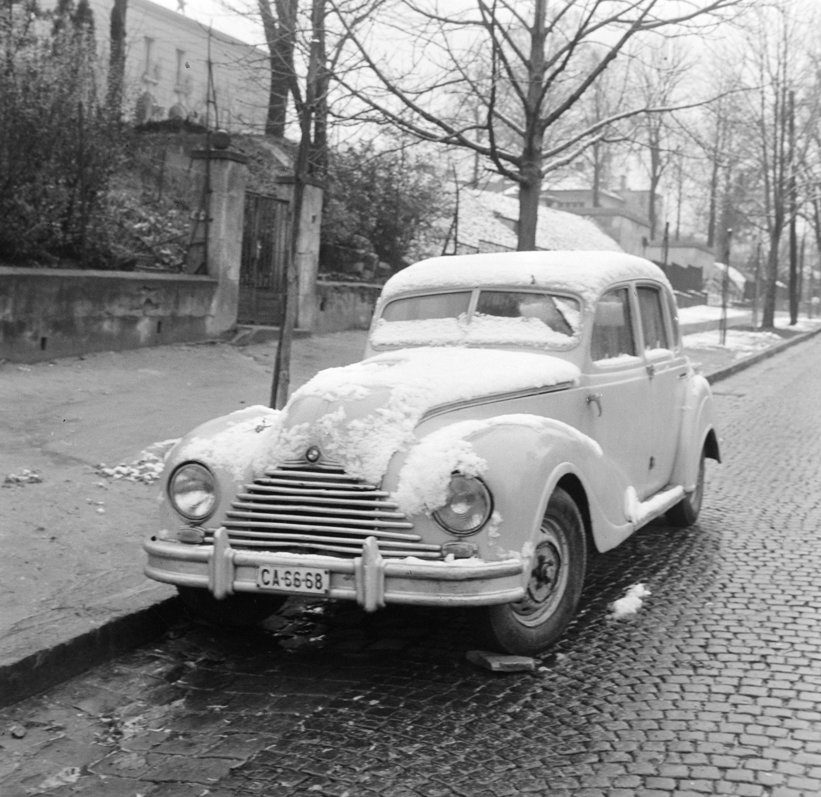 Hungary, Budapest II., a felvétel a Hűvösvölgyi út (Vörös Hadsereg útja) 64., a Pannónia Filmstúdió elött készült., 1961, Bojár Sándor, snow, EMW-brand, number plate, Budapest, Fortepan #178543