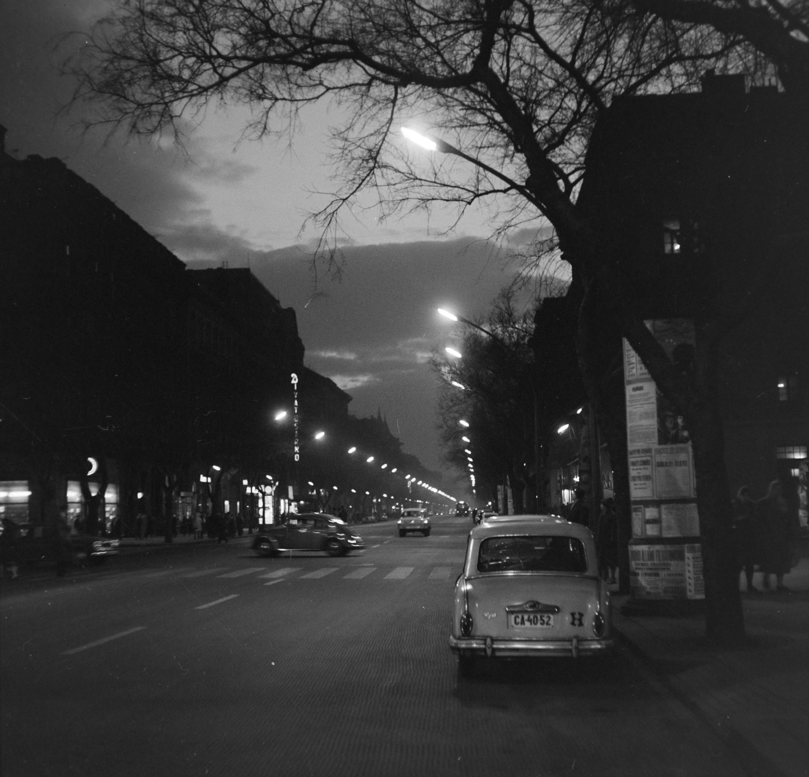 Hungary, Budapest VI., Andrássy út (Népköztársaság útja) a Jókai tértől a Nagymező utca felé nézve., 1962, Bojár Sándor, Volkswagen-brand, Volkswagen Beetle, AWZ-brand, Budapest, Fortepan #178544