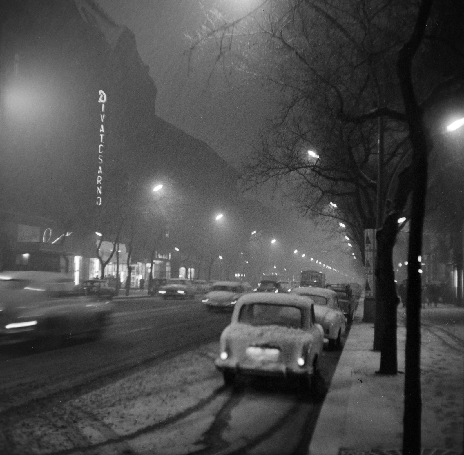 Hungary, Budapest VI., Andrássy út (Népköztársaság útja) a Jókai tértől a Nagymező utca felé nézve., 1962, Bojár Sándor, neon sign, Budapest, Fortepan #178546