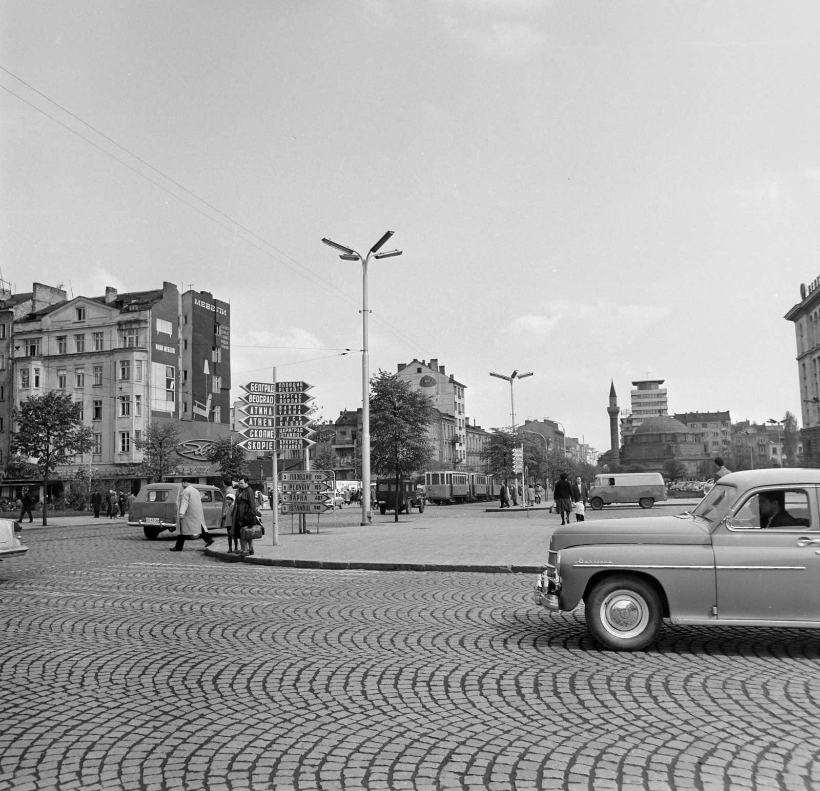 Bulgaria, Sofia, Mária Lujza hercegnő (Georgi Dimitrov) sugárút a plosad Nezaviszimoszt (plosad Lenin) felől, szemben a Banja basi mecset., 1965, Bojár Sándor, Fortepan #178557