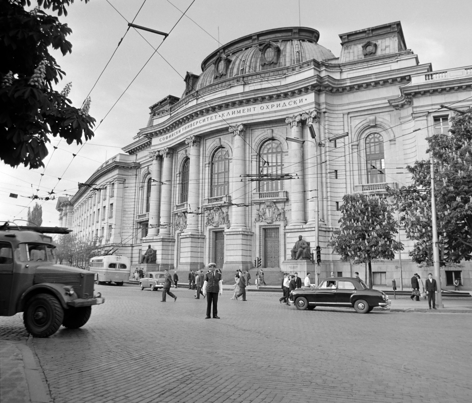 Bulgaria, Sofia, a Szófiai Ohridi Szent Kelemen Egyetem a Vaszil Levszki sugárút felől., 1965, Bojár Sándor, Fortepan #178564