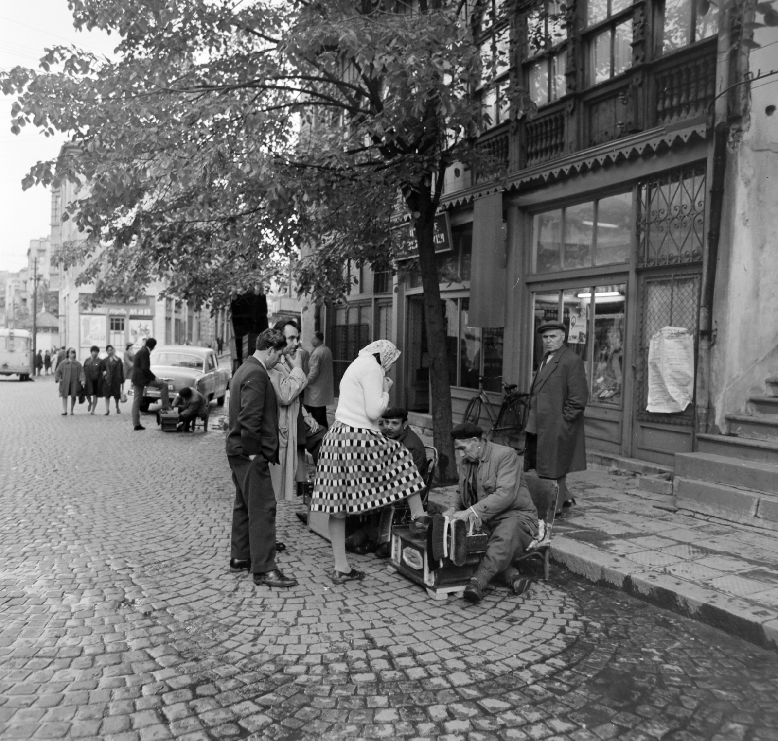 Bulgária, Plovdiv, ulica Zselezarszka, szemben kissé jobbra az ulica Konsztantin Sztoilov torkolata., 1965, Bojár Sándor, Fortepan #178577