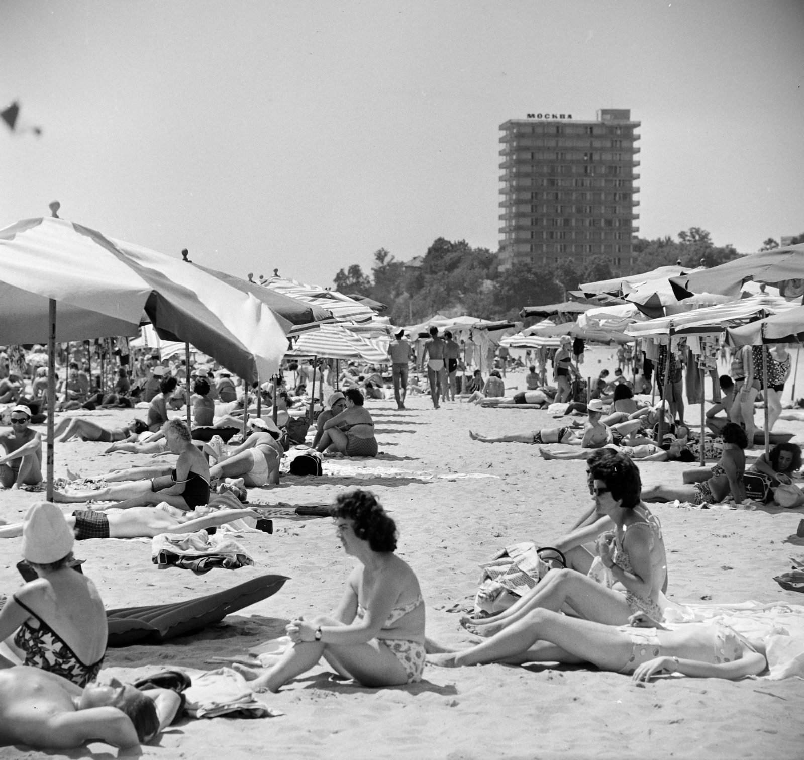Bulgaria, Varna, tengerpart, háttérben a Hotel Moszkva., 1965, Bojár Sándor, Fortepan #178583