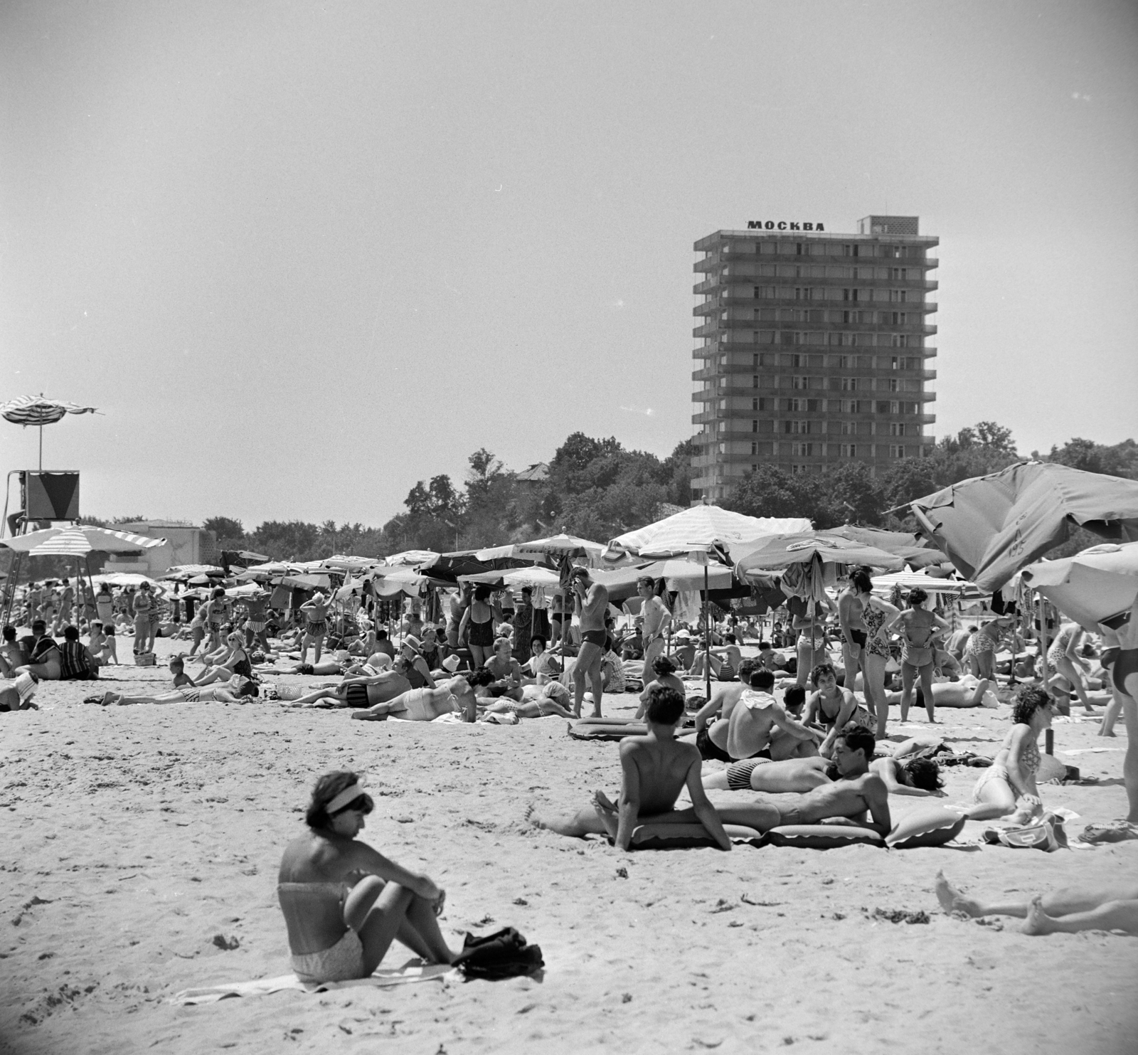 Bulgaria, Varna, tengerpart, háttérben a Hotel Moszkva., 1965, Bojár Sándor, Fortepan #178586
