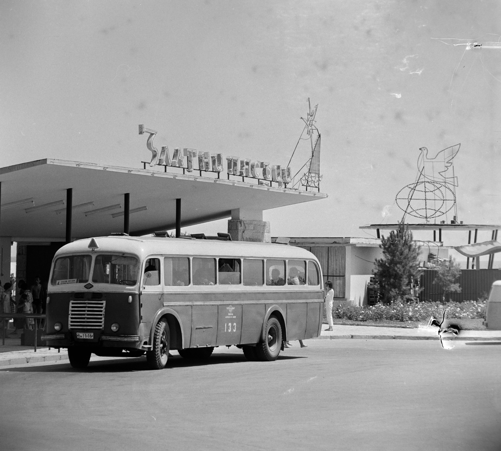 Bulgaria, Varna, autóbusz állomás., 1965, Bojár Sándor, bus, Cyrillic alphabet, bus stop, Fortepan #178591