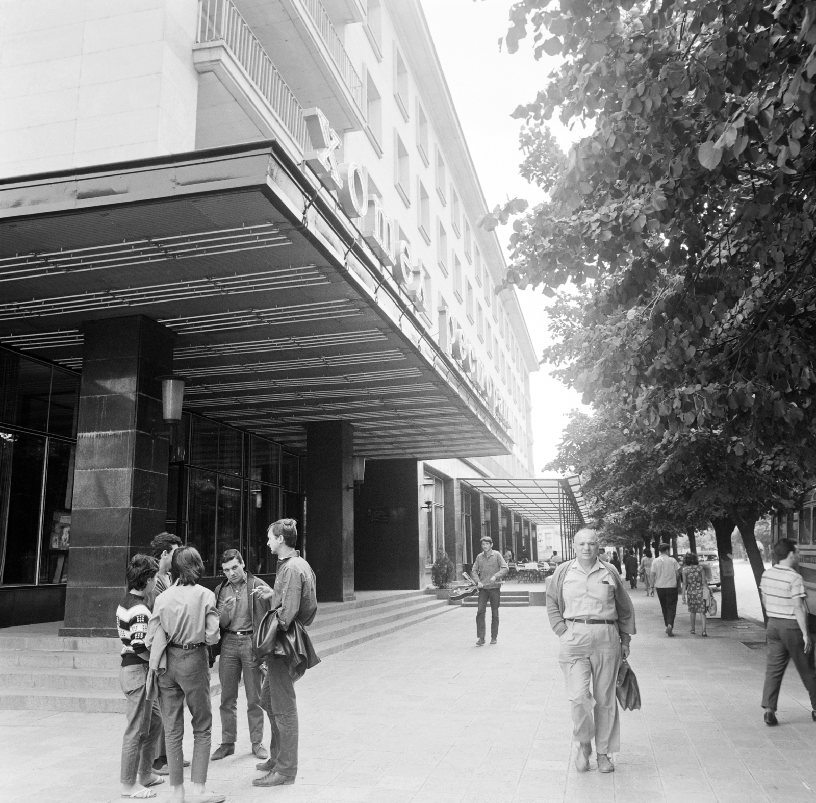 Bulgaria, Ruse, plosad Szvoboda, Danube (később Danube Plaza) Hotel., 1965, Bojár Sándor, Fortepan #178596
