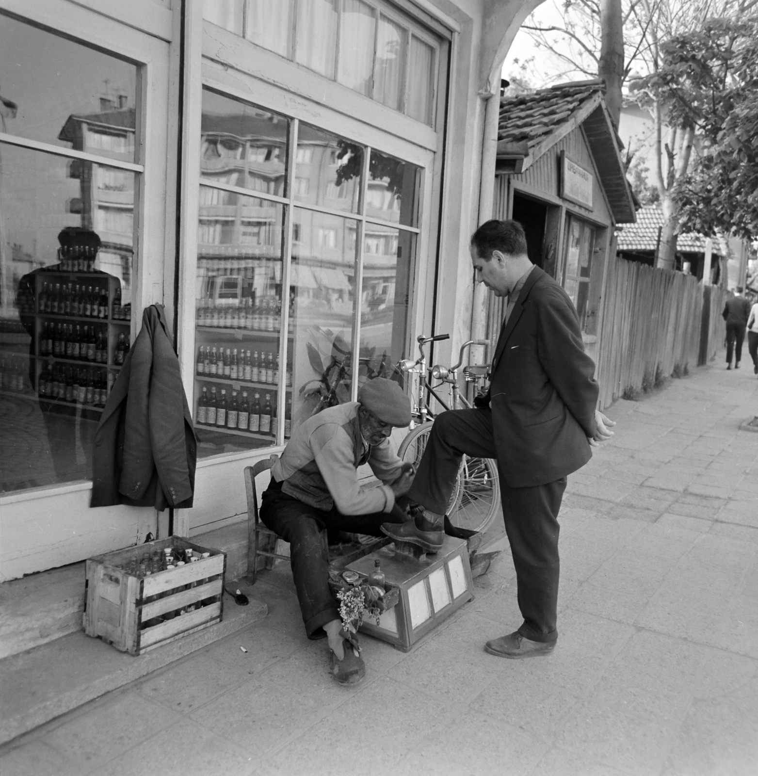 Bulgaria, Kazanlak, bulevard Rozova Dolina az ulica Akademik Petko Sztajnov saroknál., 1965, Bojár Sándor, shoe polishing, Fortepan #178598