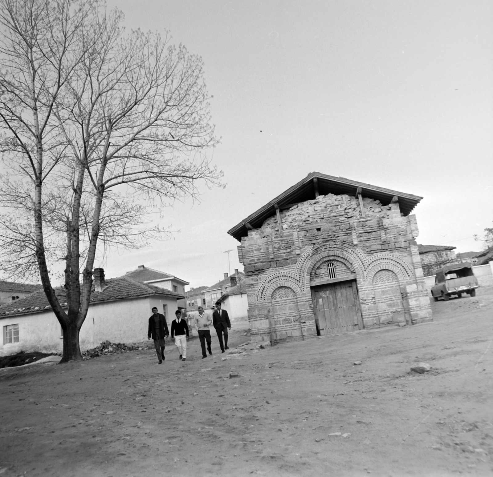Bulgaria, Nesebar, ulica Venera, szemben a Szent Paraszkeva-templom., 1965, Bojár Sándor, Fortepan #178605