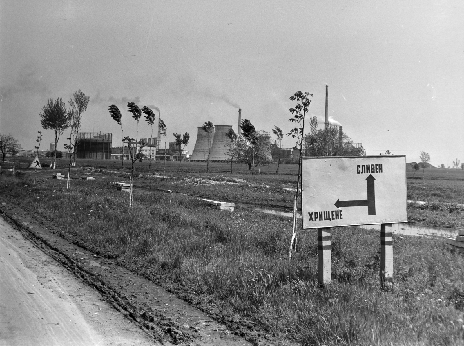 Bulgária, Sztara Zagora, a 66-os számú országút a Hristeni felé tartó út elágazása előtt, szemben az Agrobiohim Vegyiművek., 1965, Bojár Sándor, Fortepan #178617