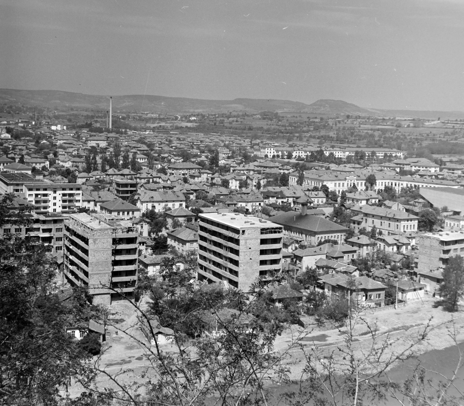 Bulgaria, Lovech, a város látképe a Sztrates dombról, a kép alján az Oszam folyó látható., 1965, Bojár Sándor, Fortepan #178634