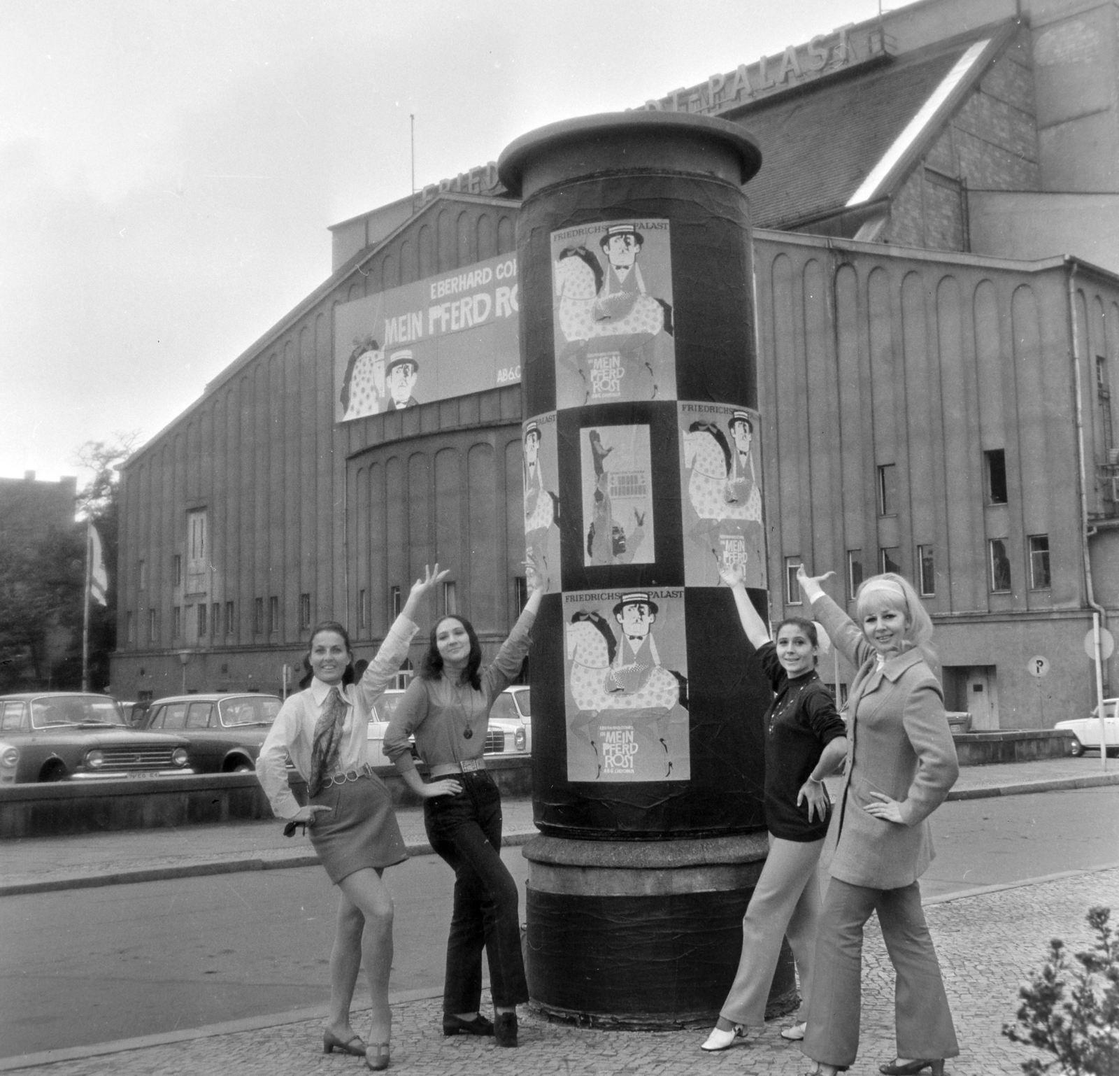 Germany, Berlin, Kelet-Berlin, előtérben keresztbe az Am Zirkus, háttérben a Friedrichstadt-Palast. Balról Ingrid Dingel, Grósz Szilvia, Eva-Maria Kaiser, Jutta Reinhold revűtáncosnők., 1969, Bojár Sándor, GDR, poster, Fortepan #178652