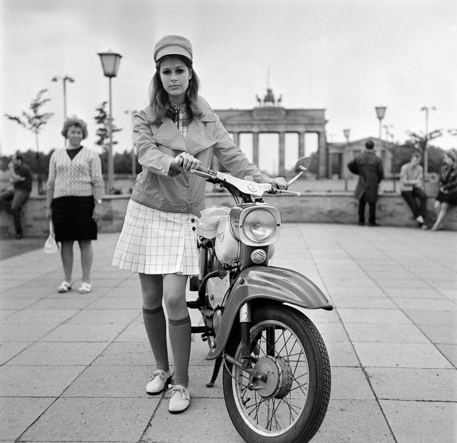 Németország, Berlin, Kelet-Berlin, Unter den Linden, a háttérben a Brandenburgi kapu. Joane Kaldet fotómodell., 1969, Bojár Sándor, NDK, Simson-márka, manöken, motorkerékpár, Fortepan #178653