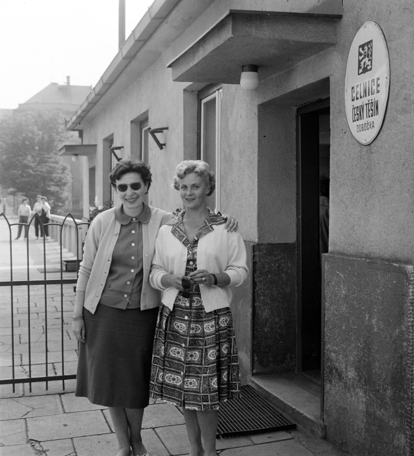 Czech Republik,Poland, Český Těšín,Cieszyn, határátkelő, az Olza folyó feletti Most Przyjaźni (Barátság híd) az ulice Hlavní třída felől a lengyel oldalon lévő ulica Zamkowa felé nézve., 1960, Bojár Sándor, enamel sign, border crossing, crest, Czechoslovakia, Fortepan #178671