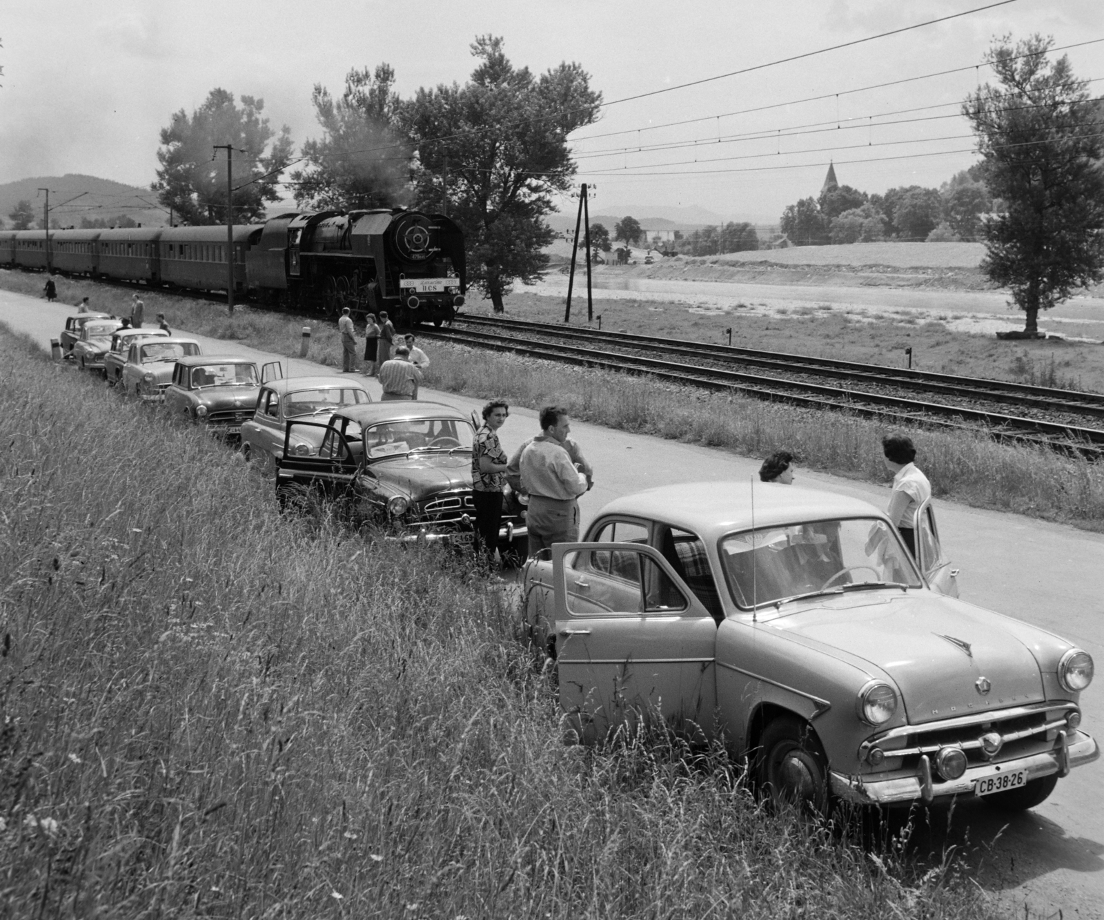 Slovakia, Považská Bystrica, a 61-es főút, a Vág folyó túlpartján a Szent László-templom toronycsúcsa látszik., 1960, Bojár Sándor, Czechoslovakia, Fortepan #178677
