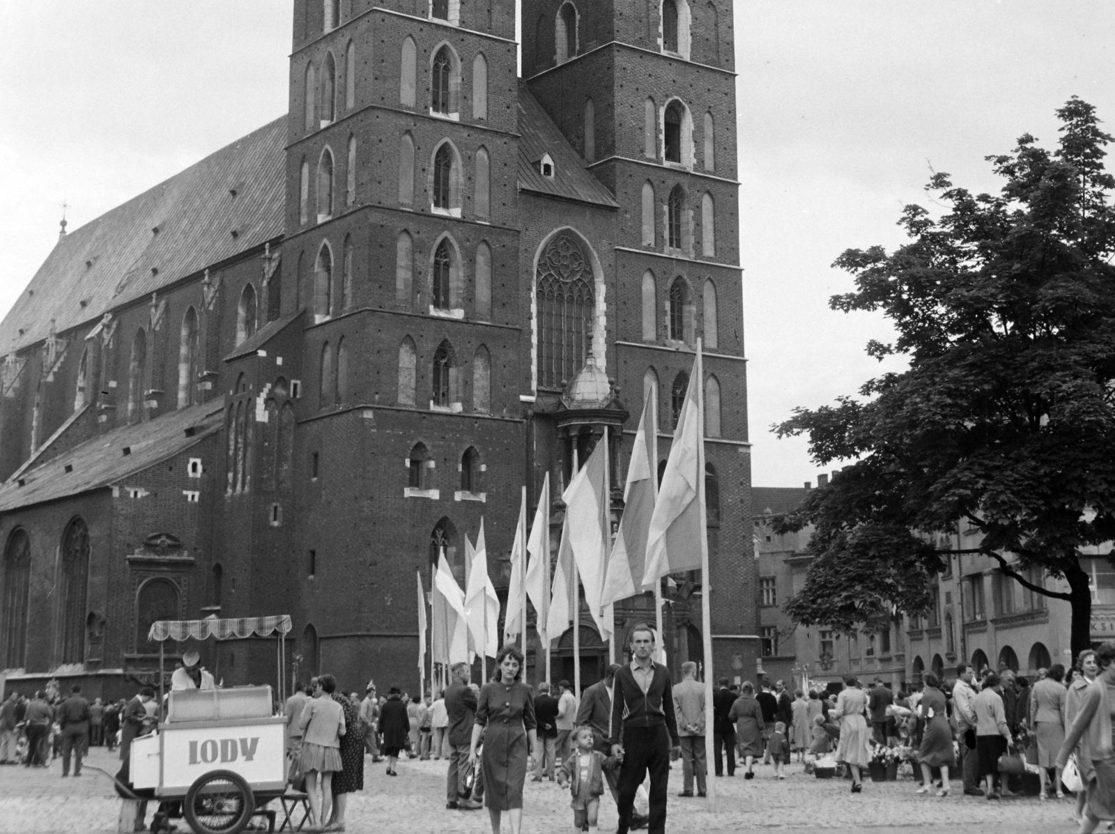 Poland, Kraków, Rynek Glówny a város főtere, szemben a Mária-templom (Kościół archiprezbiterialny Wniebowzięcia Najświętszej Marii Panny w Krakowie)., 1960, Bojár Sándor, Fortepan #178692