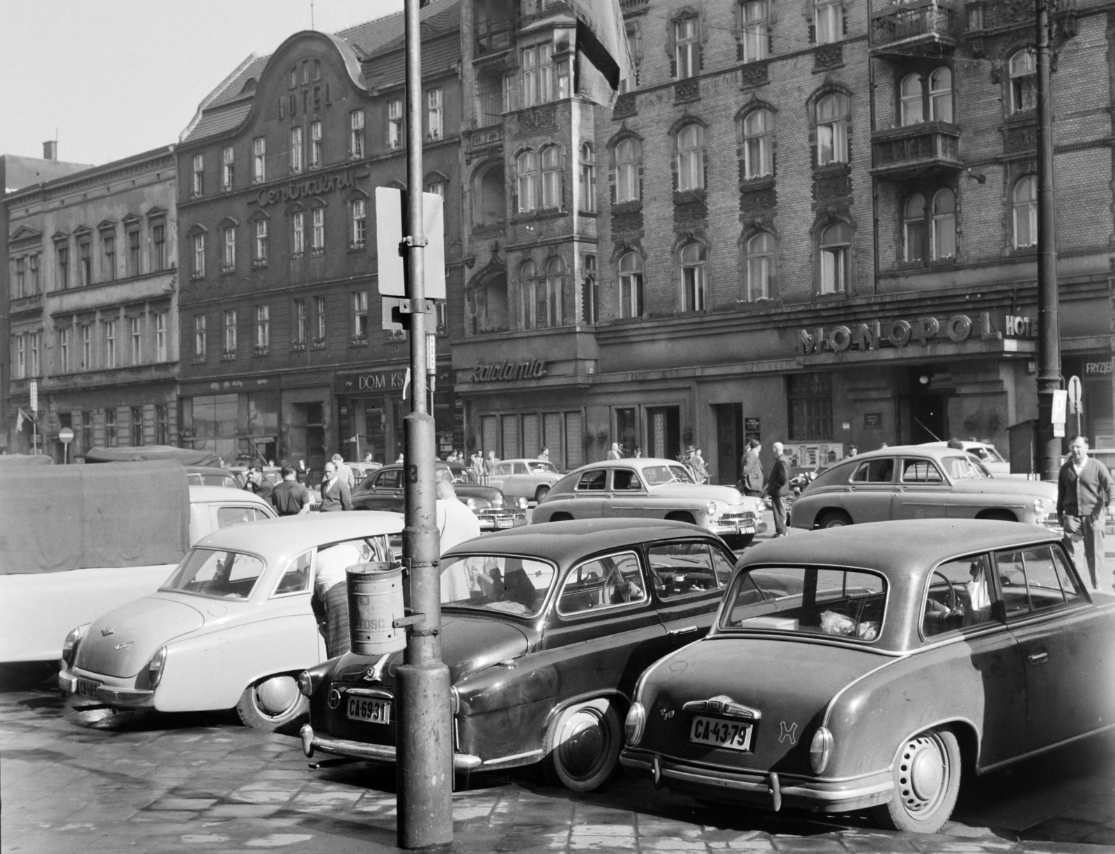 Lengyelország, Katowice, ulica Dworcowa, szemben az oszlop mögött a Hotel Centralny és ettől jobbra a Hotel Monopol., 1960, Bojár Sándor, Wartburg 311/312, AWZ P70 Zwickau, Fortepan #178697