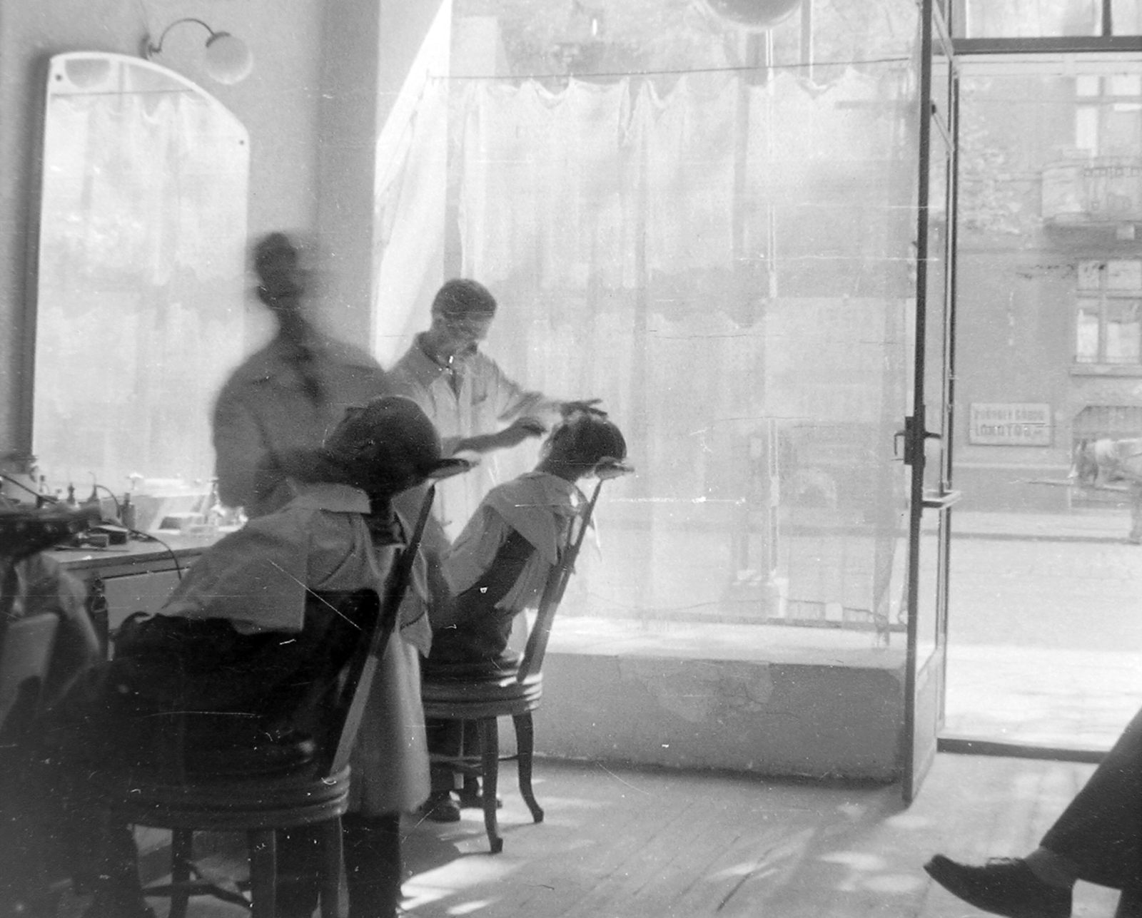 Hungary, Budapest IX., Mester utca. A felvétel a Mester utca 18. sz. házban lévő fodrászatból készült, szemben a Mester utca 5. sz. ház látható., 1957, Kurutz Márton, shop interior, Budapest, barber, Fortepan #17870