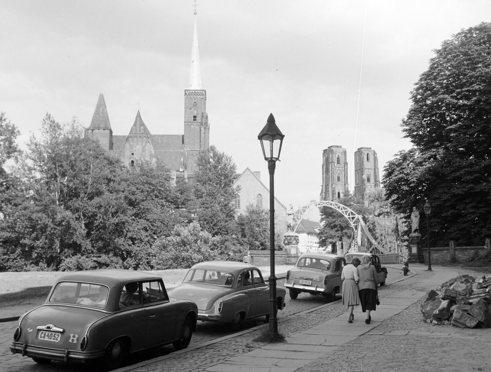 Poland, Wroclaw, Piasek-sziget, ulica Najświętszej Marii Panny a Tumski híd felé nézve. Az Odera folyó túlpartján, a Tumski-szigeten, balra a Kollégiumi Szent Kereszt és Szent Bertalan-templom (Kolegiata Świętego Krzyżai kościół św. Bartłomieja), jobbra a Keresztelő Szent János-katedrális (Katedra św. Jana Chrzciciela)., 1960, Bojár Sándor, Fortepan #178702