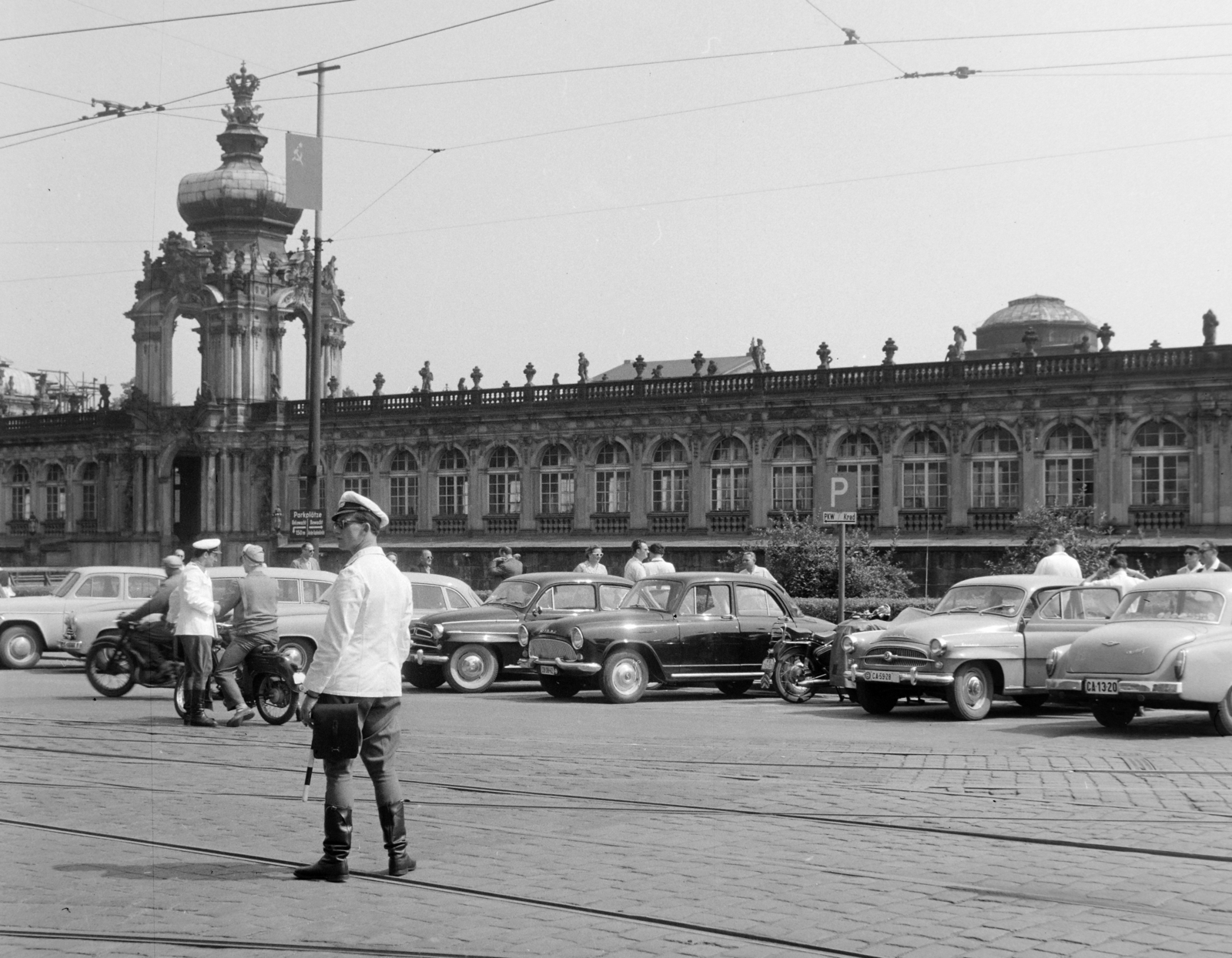 Germany, Dresden, a Zwinger Koronás Kapuja (Kronentor)., 1960, Bojár Sándor, GDR, cop, back, car park, Fortepan #178709