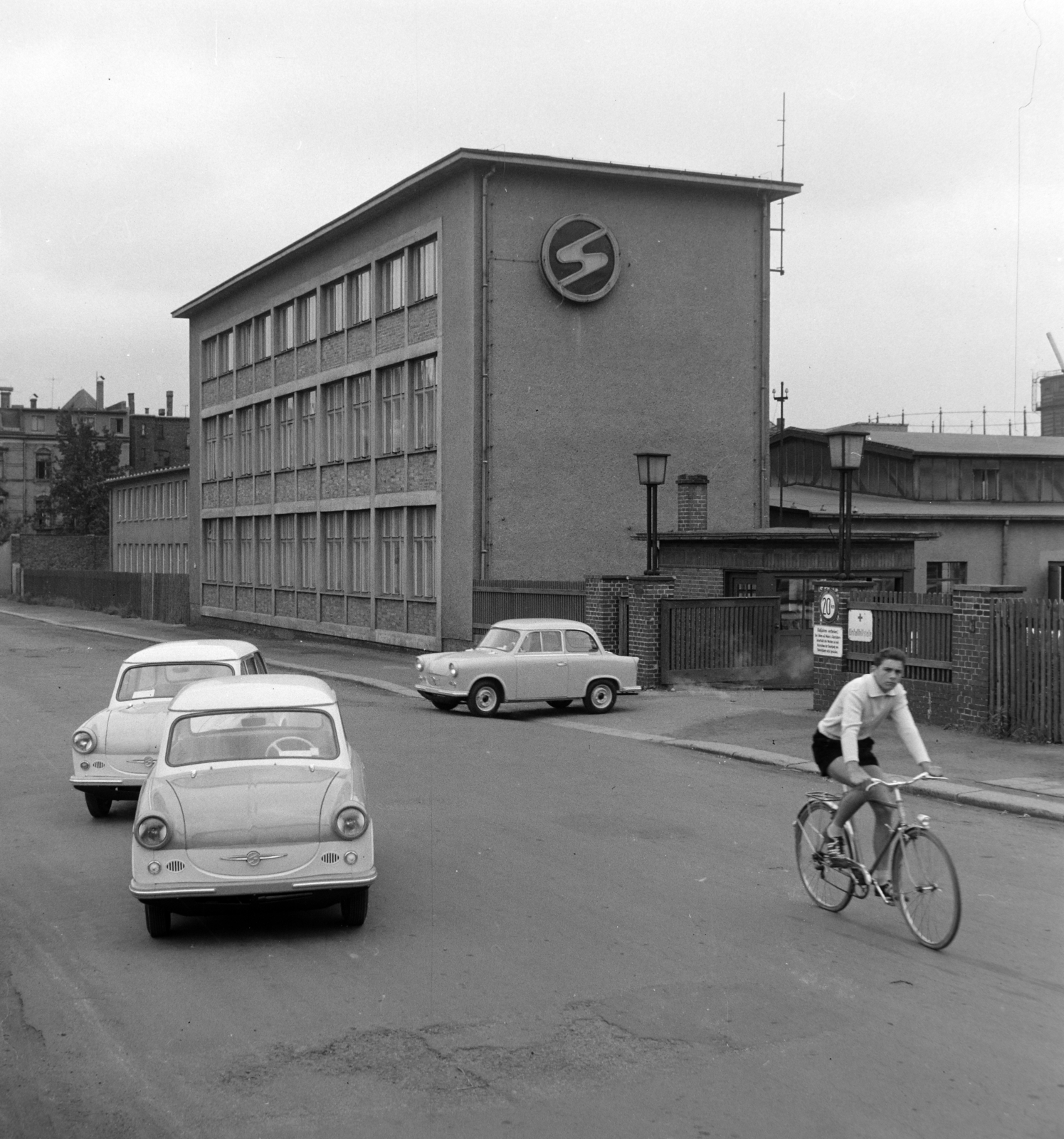 Germany, Zwickau, VEB Sachsenring Automobilwerke Zwickau, Trabant 500-as típusú személygépkocsik., 1960, Bojár Sándor, bicycle, Trabant-brand, factory, GDR, Fortepan #178716