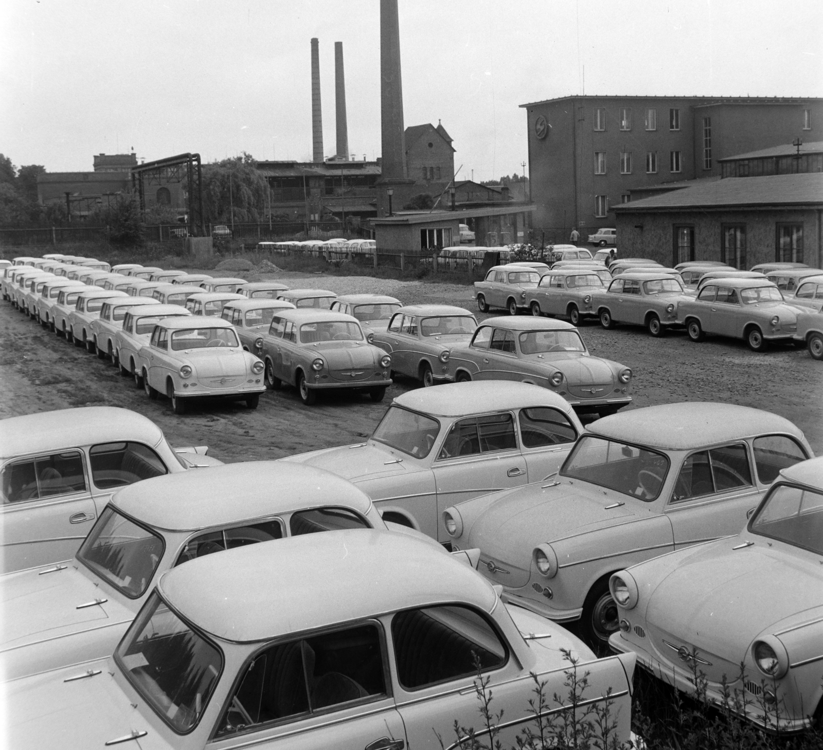 Germany, Zwickau, VEB Sachsenring Automobilwerke Zwickau udvara, Trabant 500-as típusú személygépkocsik., 1960, Bojár Sándor, Trabant-brand, factory, GDR, factory chimney, factory, Fortepan #178717