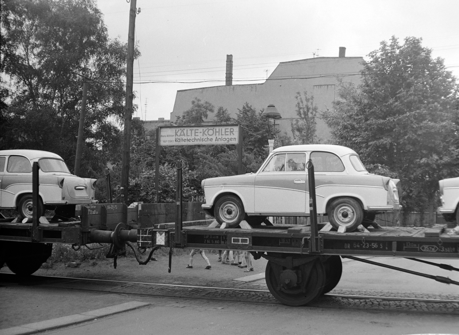 Germany, Zwickau, a szerelvényen a VEB Sachsenring Automobilwerke Zwickau -ban gyártott Trabant 500-as típusú személygépkocsikat szállítanak., 1960, Bojár Sándor, GDR, car transporter, Fortepan #178721