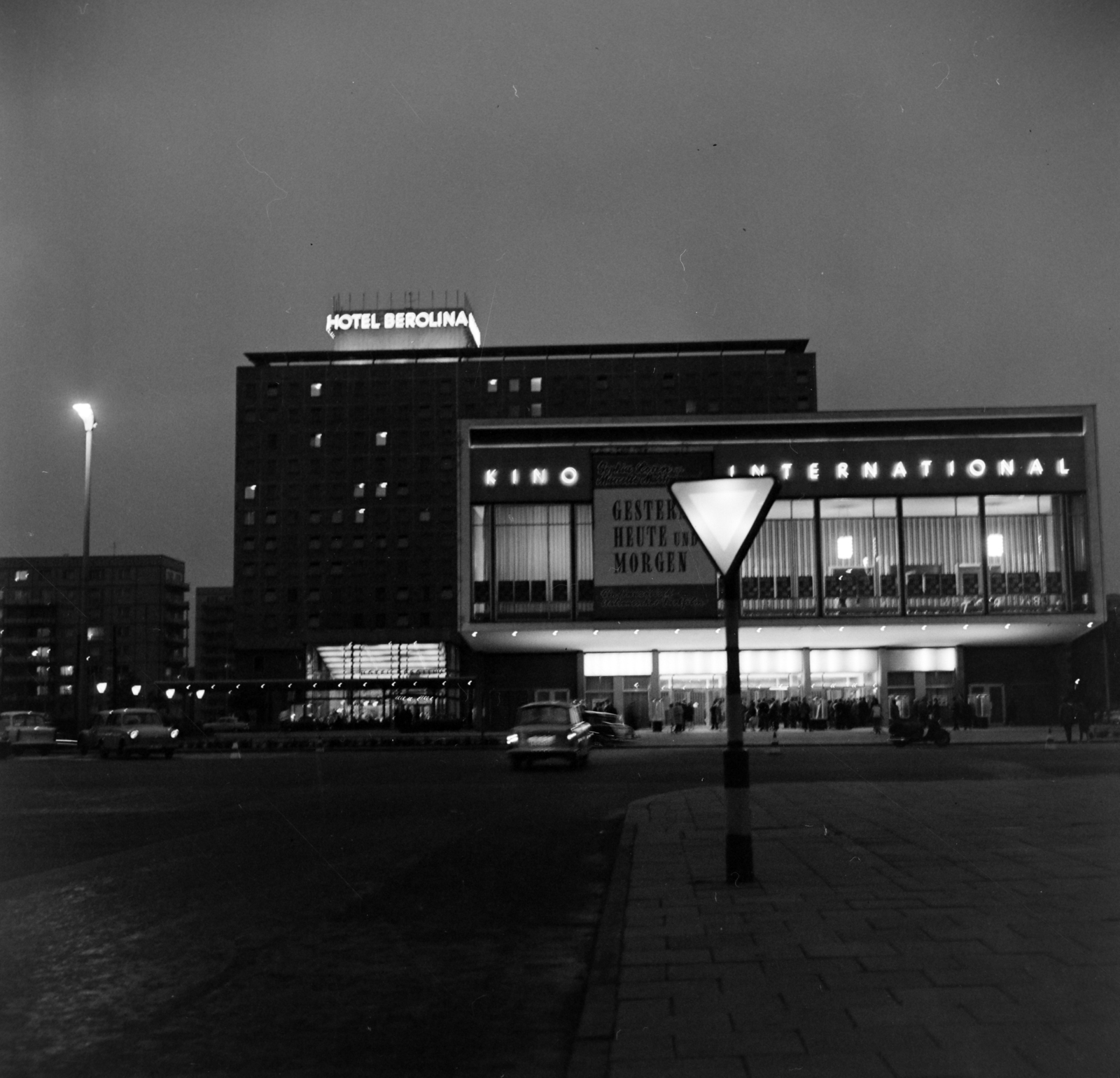 Németország, Berlin, Kelet-Berlin, Karl Marx Allee, szemben a Kino International és a Hotel Berolina., 1966, Bojár Sándor, NDK, Kelet-Berlin, Fortepan #178730