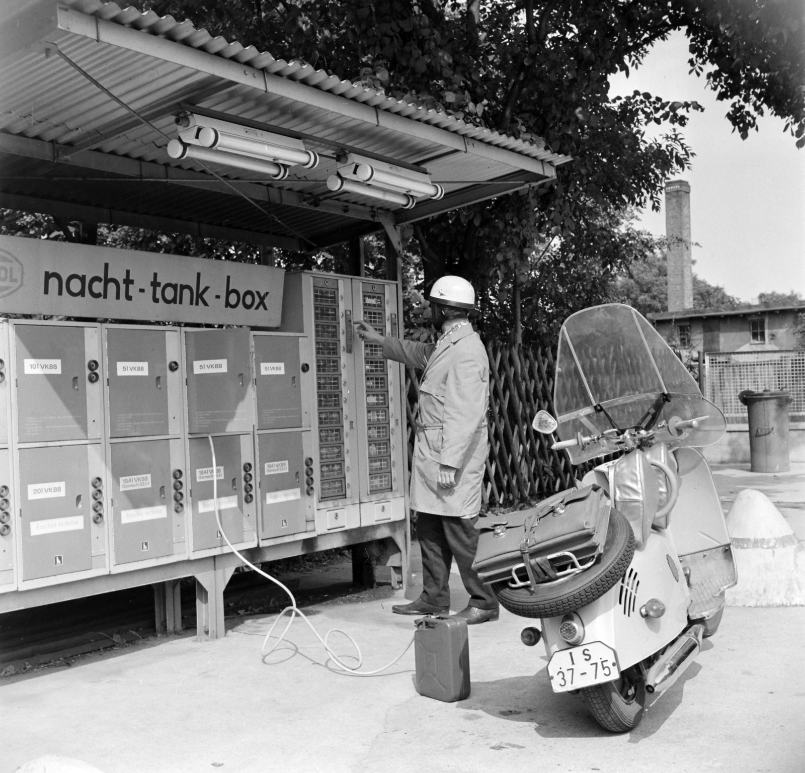 Németország, Berlin, Kelet-Berlin, Fürstenwalder Allee, Minol éjszakai önkiszolgáló benzinkút., 1966, Bojár Sándor, NDK, motorkerékpár, bukósisak, benzinkút, Fortepan #178734