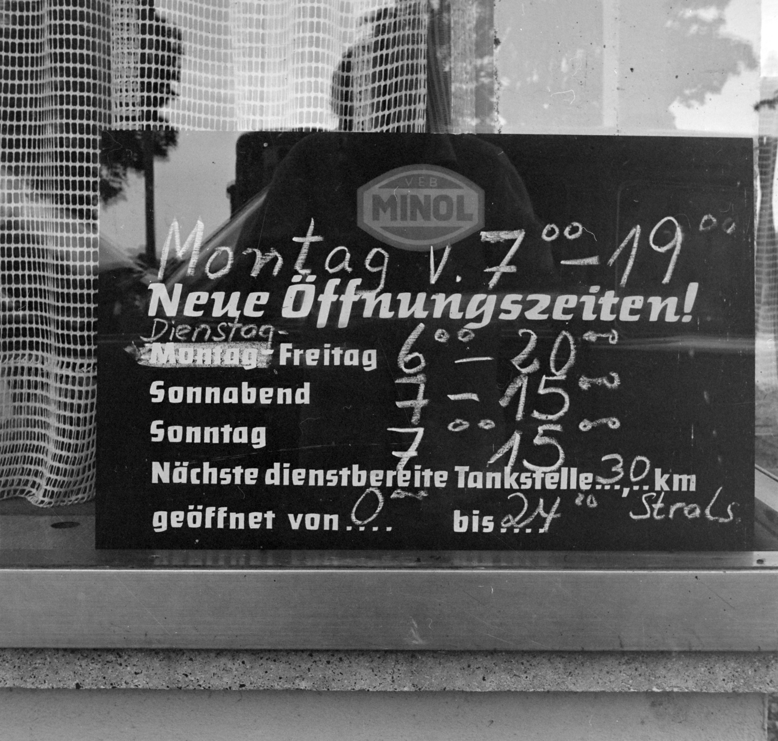 Germany, Barth, Chaussestrasse (Strasse der Solidarität), Minol benzinkút., 1966, Bojár Sándor, GDR, german text, shopping hours, Fortepan #178738