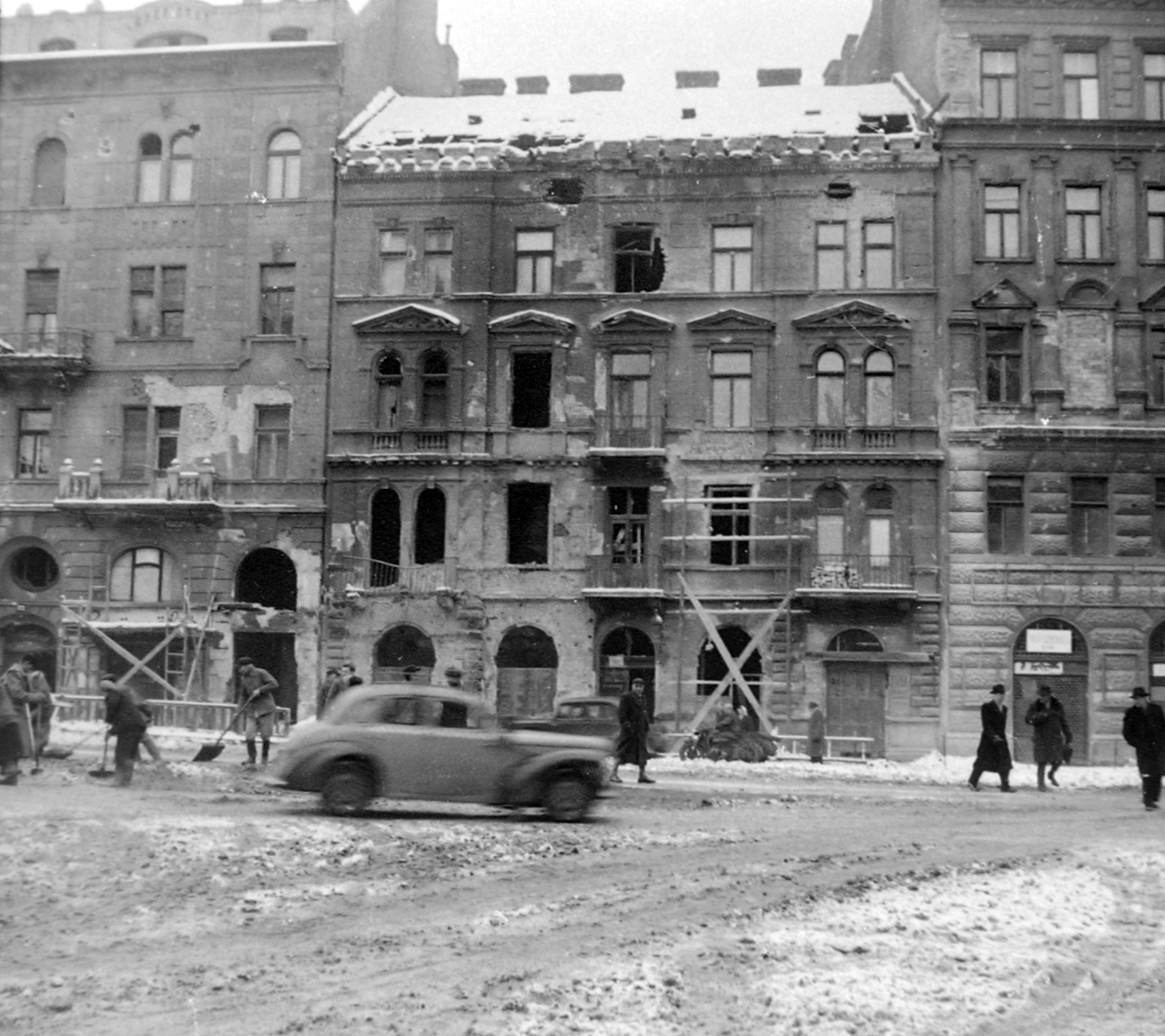 Magyarország, Budapest IX., Ferenc körút, a Mester utca torkolatától nézve., 1957, Kurutz Márton, Budapest, bérház, helyreállítás, Fortepan #17874