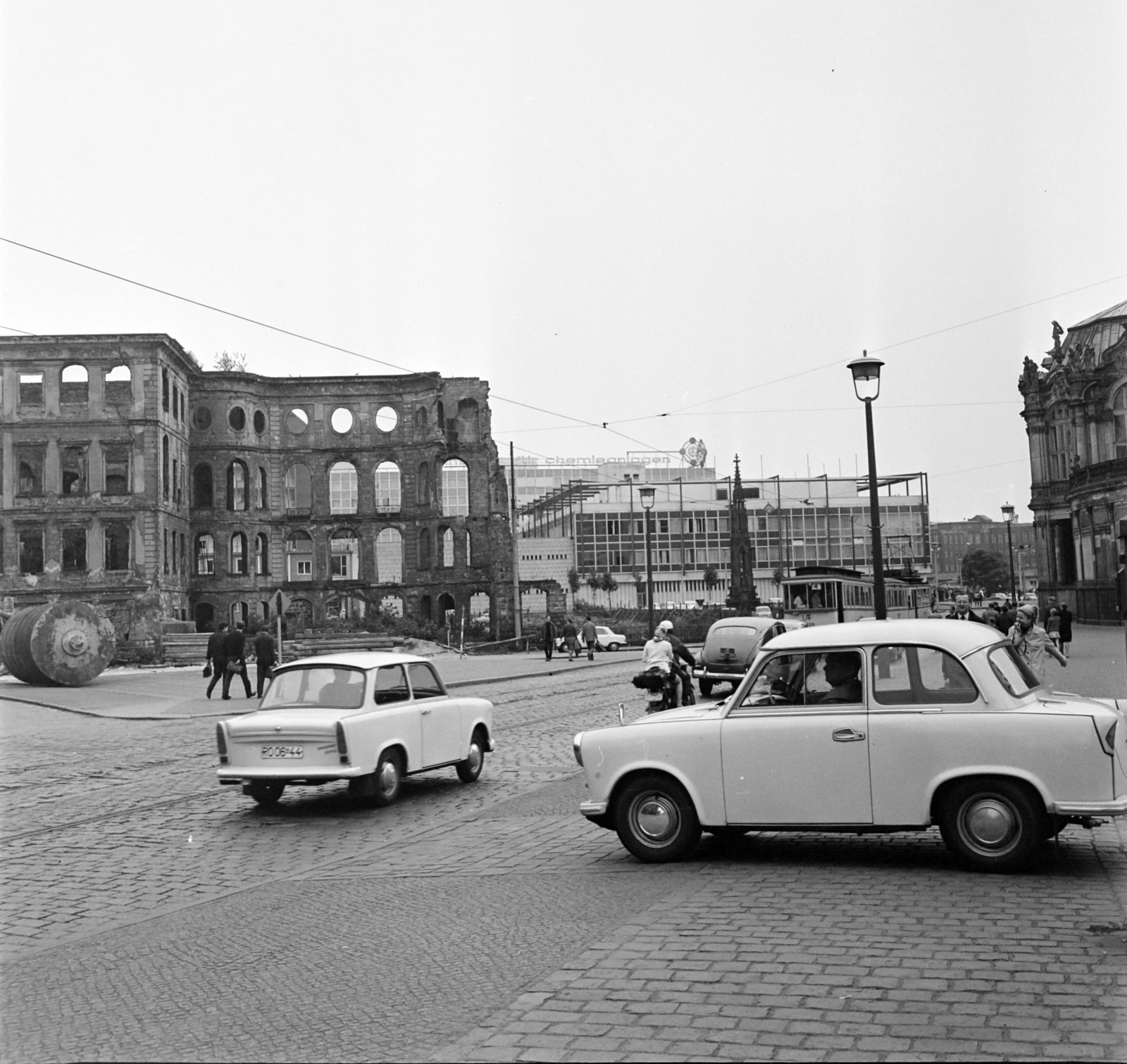 Németország, Drezda, Sophiestrasse, balra a Taschenberg-palota romjai, jobbra a Zwinger kapuja., 1969, Bojár Sándor, NDK, Fortepan #178747