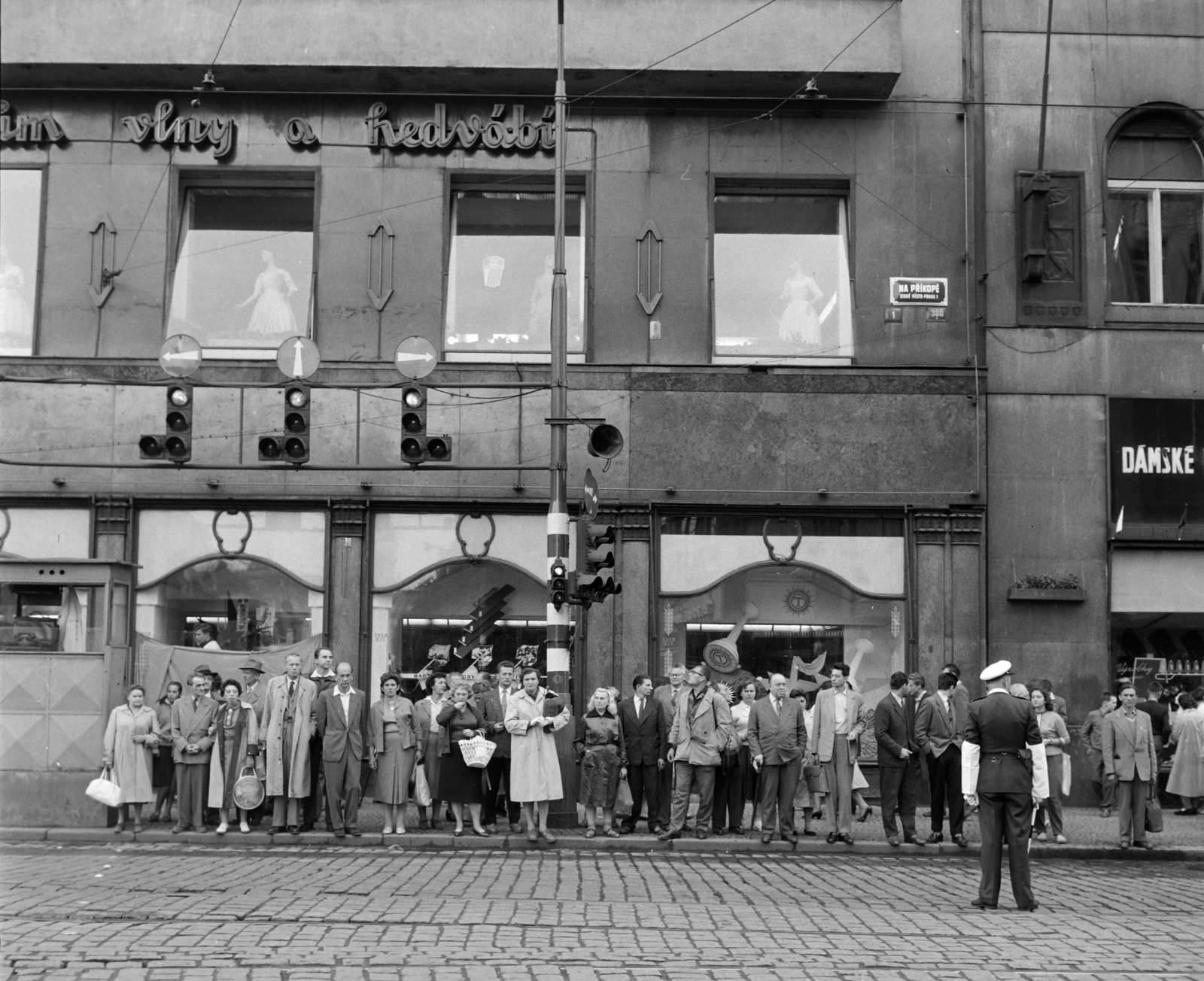 Czech Republik, Prague, az ulice Na Příkopě 1. és 3. számú ház a Vencel tér (Václavské námestí) felől nézve., 1960, Bojár Sándor, Czechoslovakia, Fortepan #178756