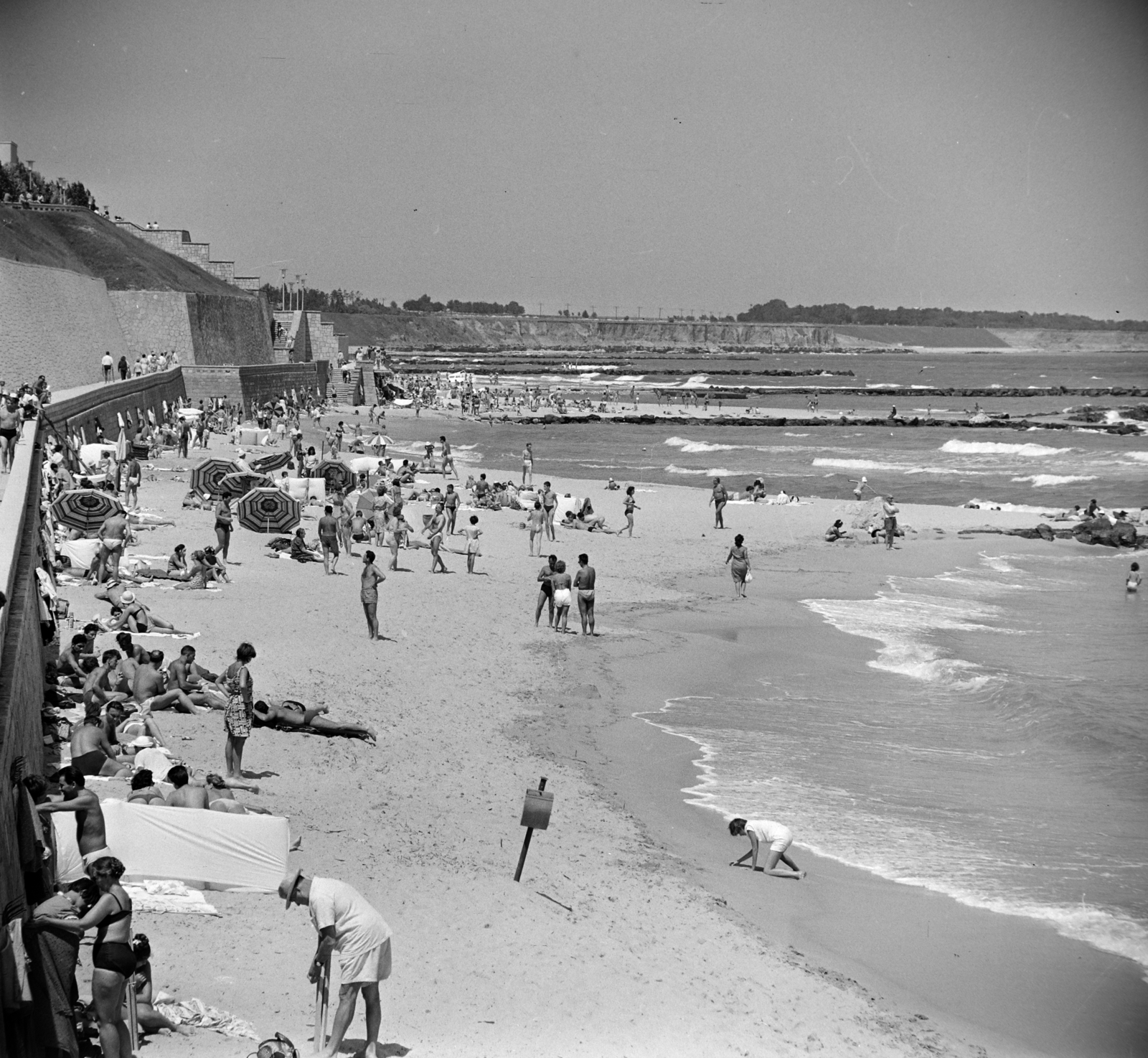 Romania, Eforie, Eforie Nord, a tengerpart a Hotel Belona előtti partszakasz felől., 1968, Bojár Sándor, Fortepan #178765