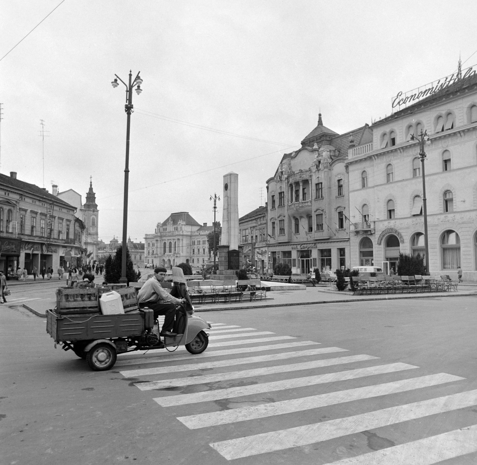 Románia,Erdély, Nagyvárad, Bémer tér (Piata Regele Ferdinand I) a Szent László híd felé nézve., 1965, Bojár Sándor, gyalogátkelő, Fortepan #178772