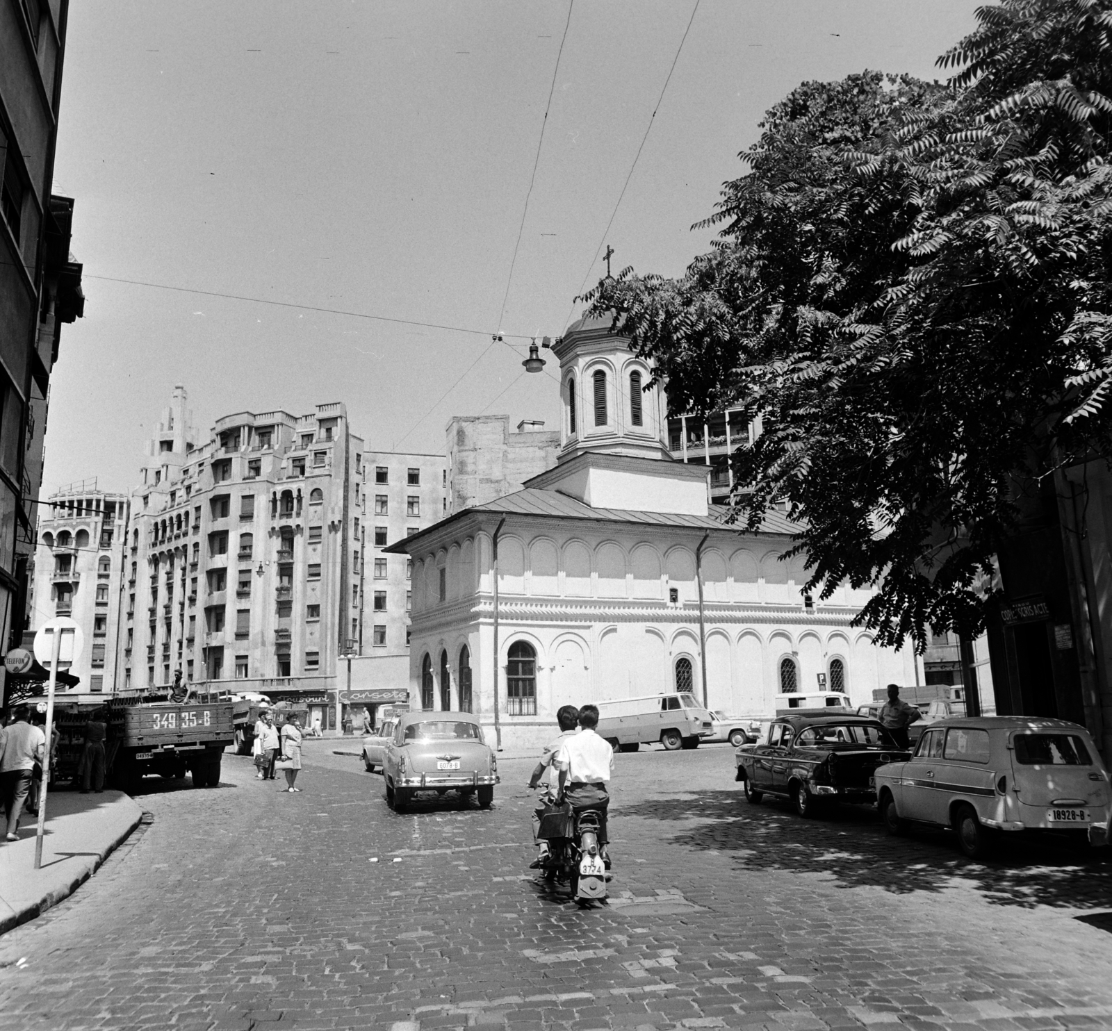 Romania, Bucharest, Strada Academiei, előtérben jobbra az Szent Miklós-templom / "Egy nap alatt" (Biserica Sfantul Nicolae / "Dintr-o zi")., 1965, Bojár Sándor, Fortepan #178778