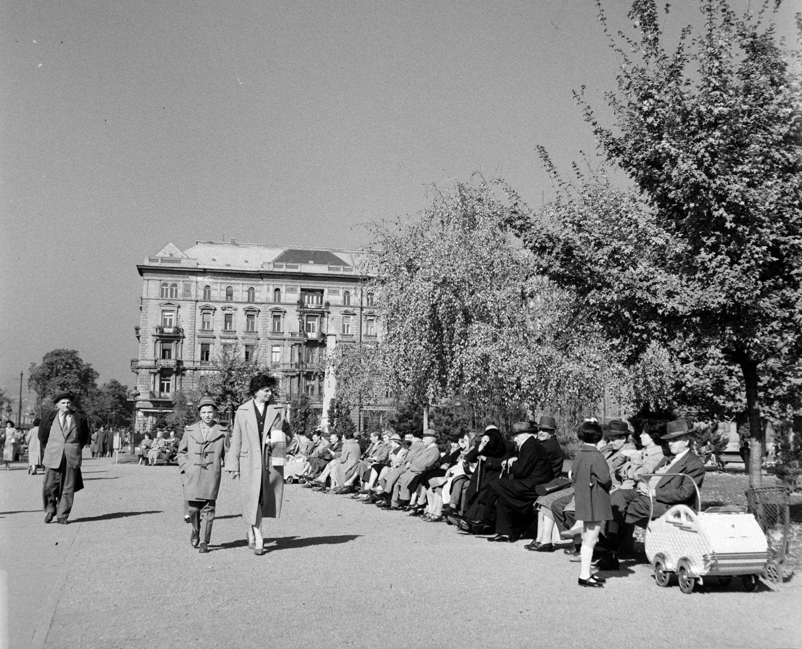 Hungary, Budapest V., Dunakorzó a Vigadó térnél, háttérben a Thonet udvar épülete, előtte a fáktól takarva, a szovjet repülős hősi emlékmű., 1960, Bojár Sándor, Budapest, baby carriage, Fortepan #178796