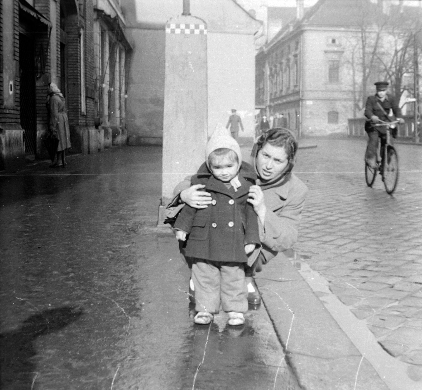 Magyarország, Budapest I., Batthyány tér, a Vásárcsarnok előtt. Háttérben az egykori ferences kolostor., 1957, Kurutz Márton, taxiállomás, kettős kereszt, Budapest, Fortepan #17880