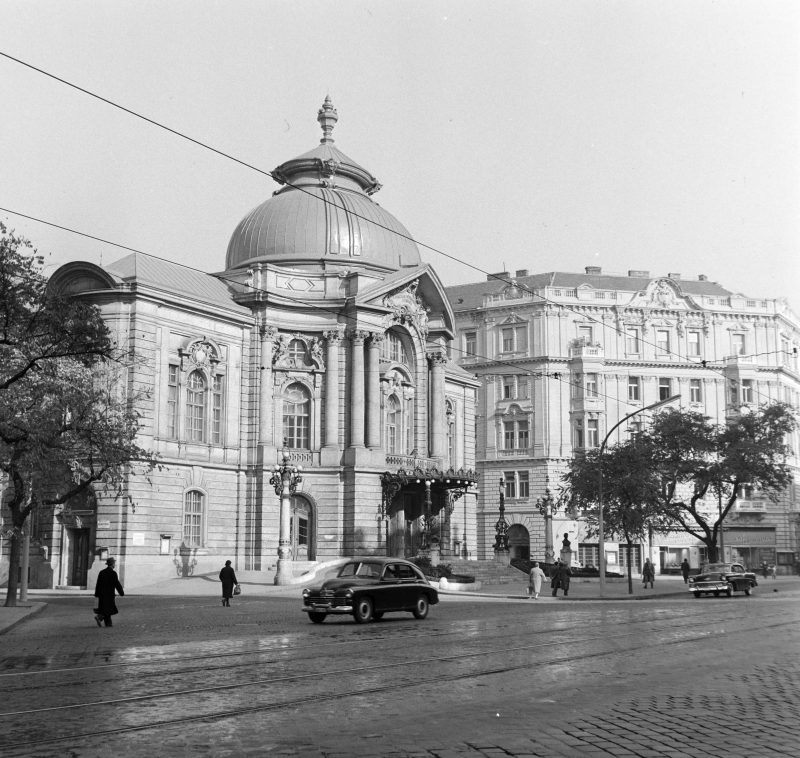 Hungary, Budapest XIII., Szent István körút, Vígszínház (ekkor a Magyar Néphadsereg Színháza)., 1960, Bojár Sándor, Budapest, rails, Fortepan #178801