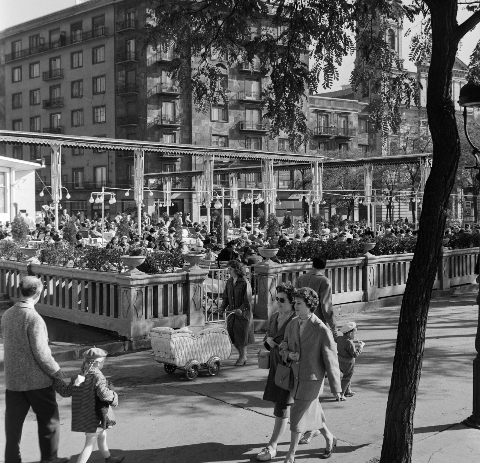 Hungary, Budapest V., Dunakert a Duna szálló mellett, háttérben a Régi posta utca - Petőfi tér sarkán álló ház mellett a Nagyboldogasszony ortodox székesegyház látható., 1960, Bojár Sándor, Budapest, Fortepan #178805