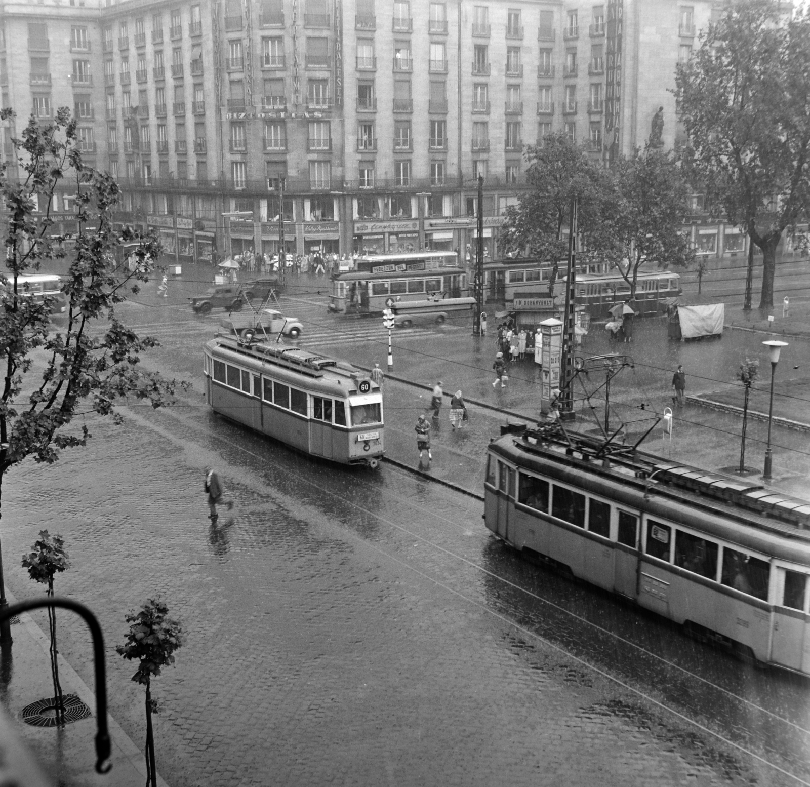 Hungary, Budapest V.,Budapest VII.,Budapest VIII., Múzeum körút az Astoria kereszteződés és a Rákóczi út felé nézve, szemben az MTA lakóház és a Georgia bérpalota., 1960, Bojár Sándor, tram, rain, Budapest, Fortepan #178810