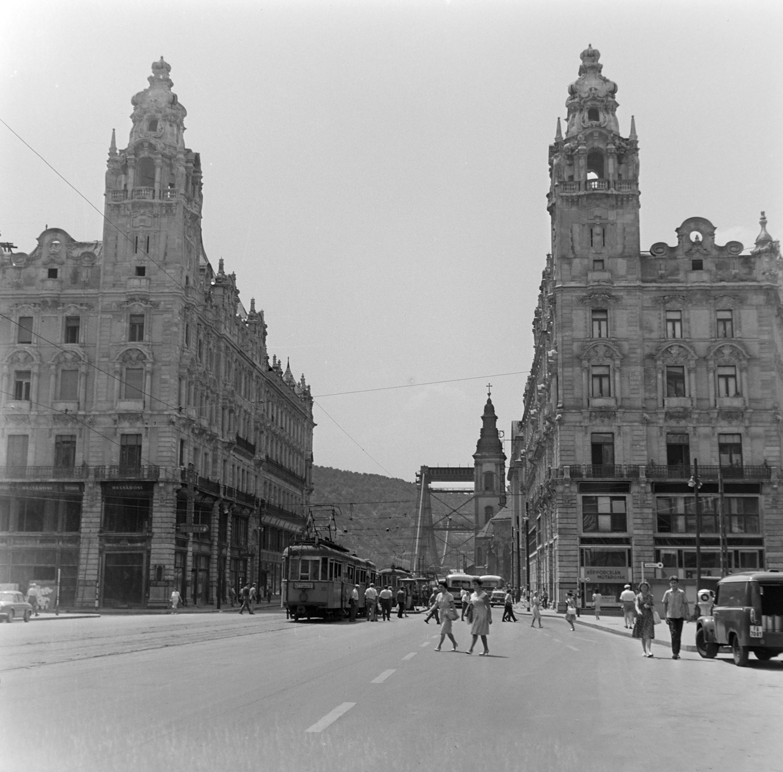 Hungary, Budapest V., Ferenciek tere (Felszabadulás tér), a Klotild paloták között villamos-végállomás a Szabad sajtó útnál. Háttérben az épülő Erzsébet híd., 1964, Bojár Sándor, Budapest, Fortepan #178816