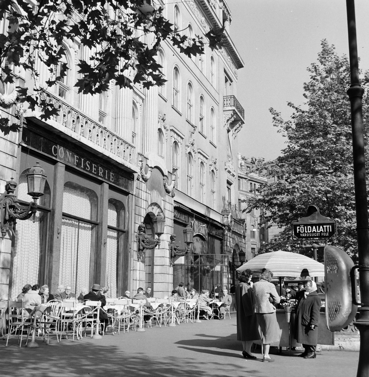 Hungary, Budapest V., Vörösmarty tér, a Gerbeaud (Vörösmarty) cukrászda terasza., 1960, Bojár Sándor, Budapest, Fortepan #178819