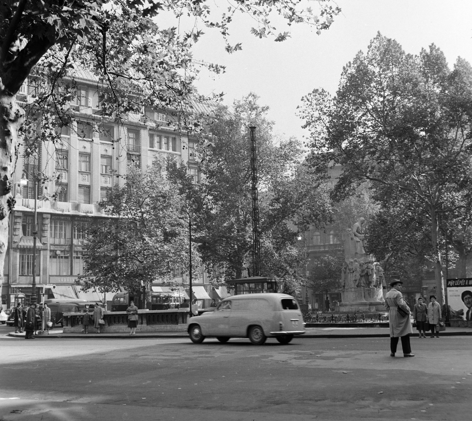 Hungary, Budapest V., Vörösmarty tér, jobbra Vörösmarty Mihály szobra., 1960, Bojár Sándor, Budapest, Fortepan #178820