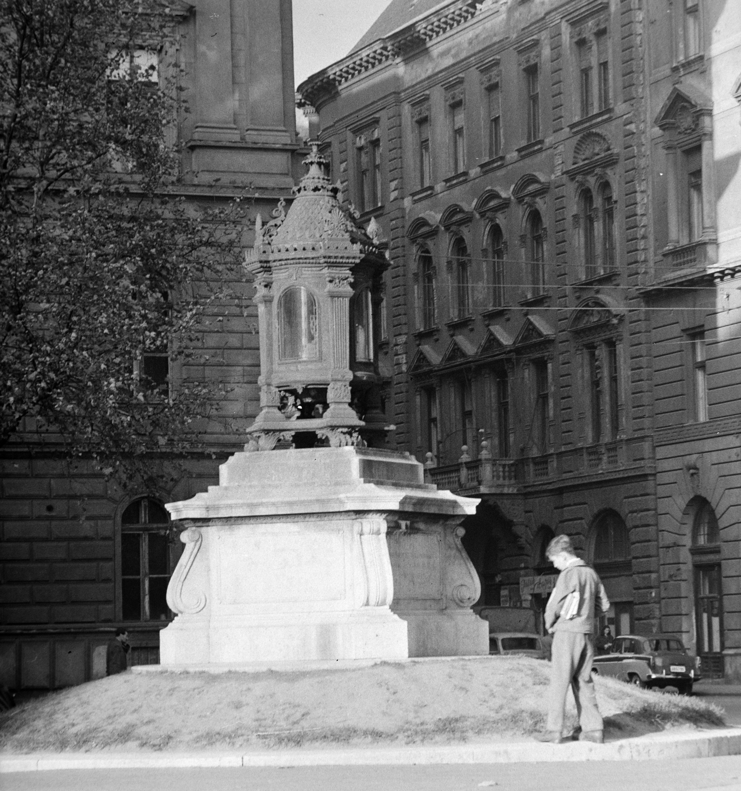 Hungary, Budapest V., a Báthory utca és a Hold (Rosenberg házaspár) utca kereszteződésénél található tér, Batthyány örökmécses., 1960, Bojár Sándor, Budapest, Fortepan #178822