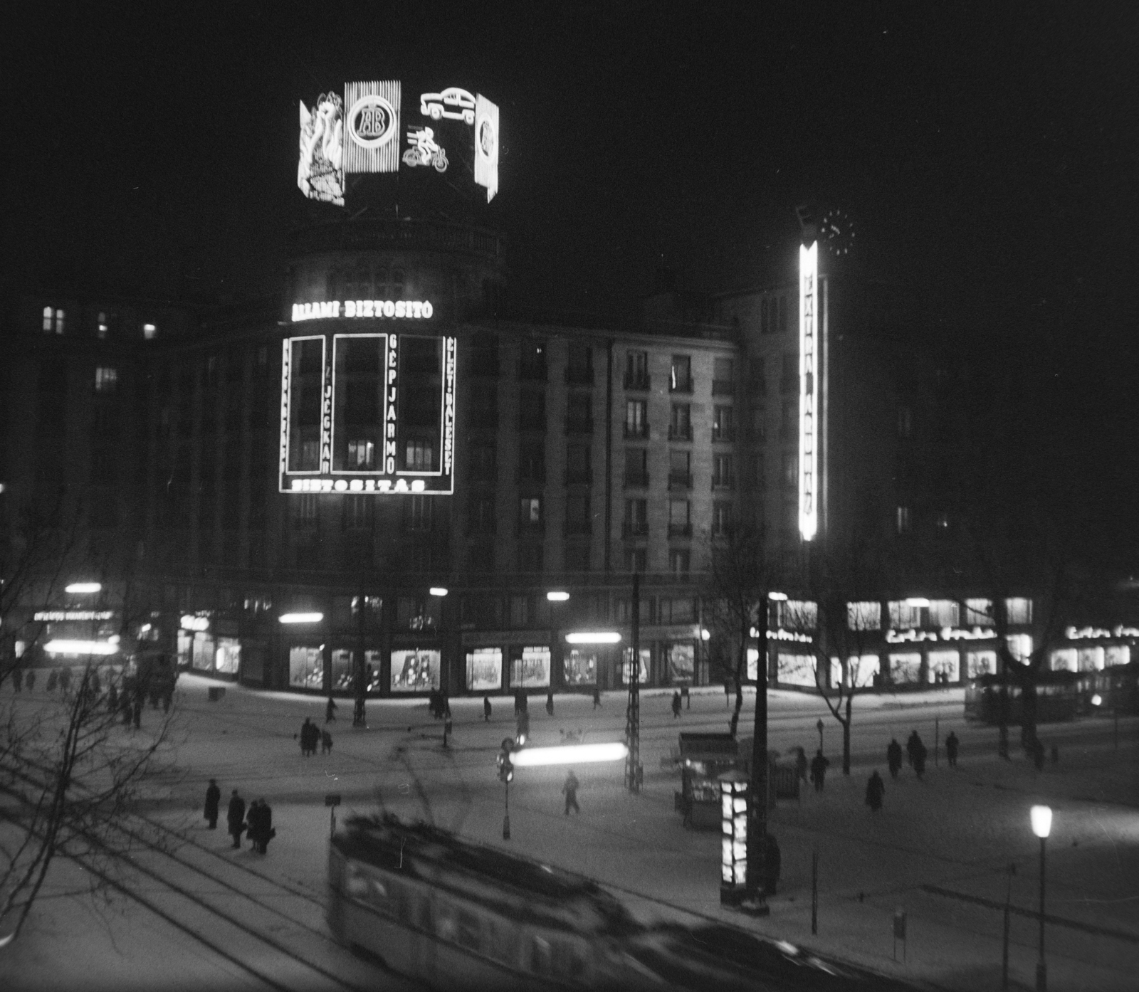 Magyarország, Budapest V.,Budapest VII.,Budapest VIII., Astoria kereszteződés, Károly (Tanács) körút - Rákóczi út sarok, MTA lakóház., 1960, Bojár Sándor, este, Budapest, hó, neonreklám, Fortepan #178825