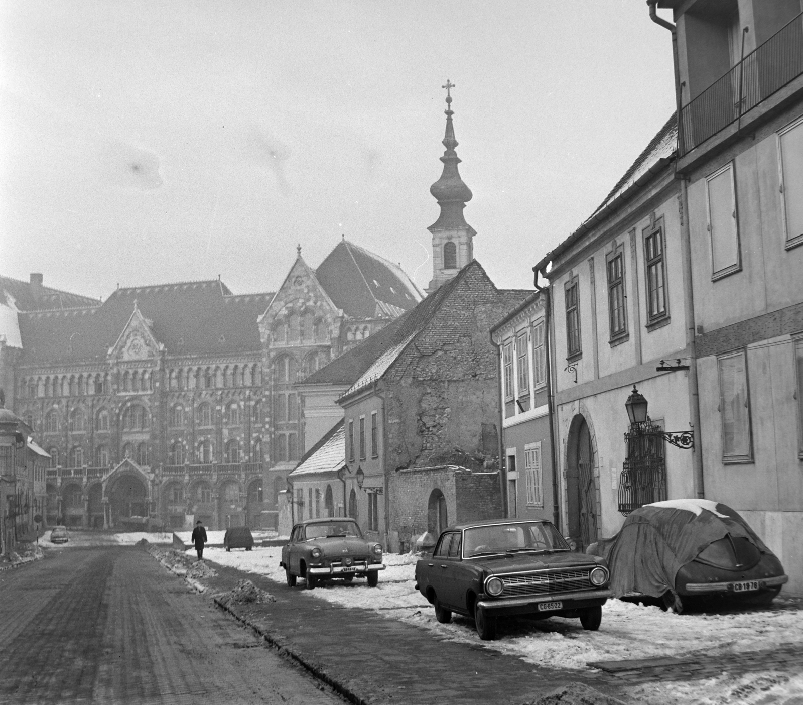Magyarország, budai Vár, Budapest I., Fortuna utca a Bécsi kapu tér felé nézve, szemben a Magyar Országos Levéltár épülete., 1965, Bojár Sándor, Budapest, rendszám, GAZ M21 Volga, Tatra 600 Tatraplan, Opel Rekord A, Fortepan #178837